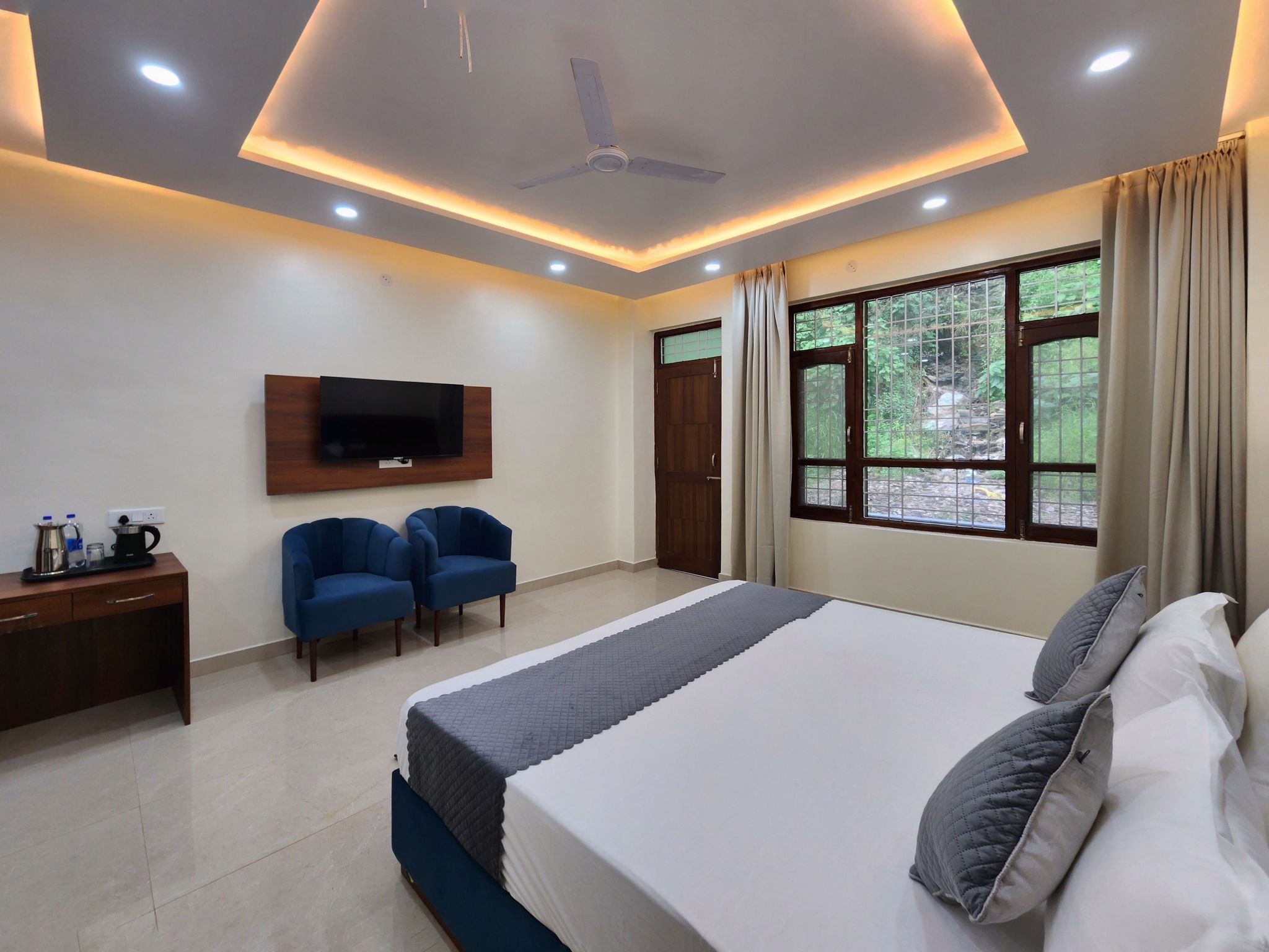 Luxury Mountain View Room with Balcony