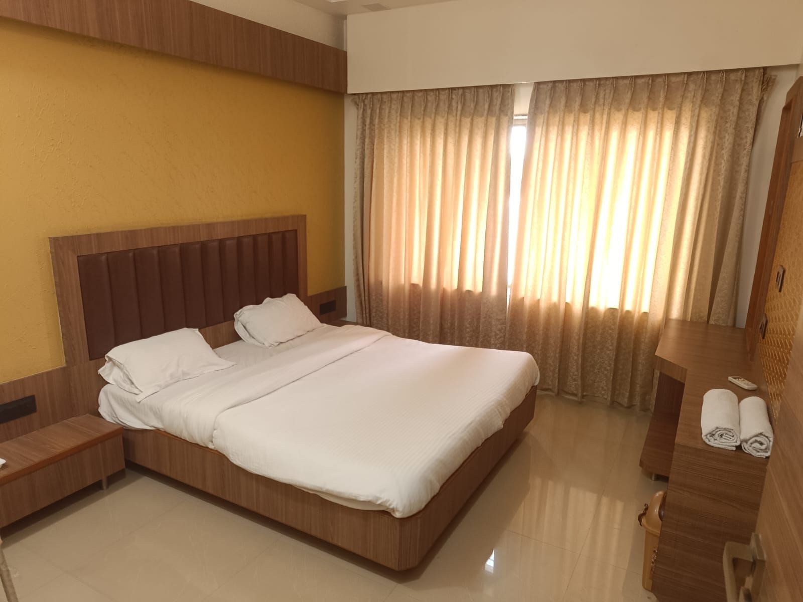 Ambika Residency Double Bed Ac Deluxe Room 3