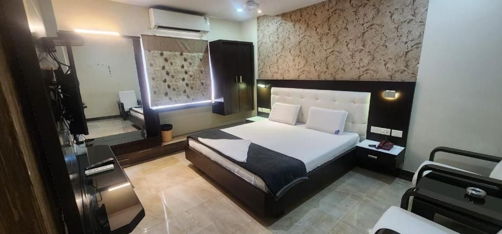 DELUXE AC ROOM
