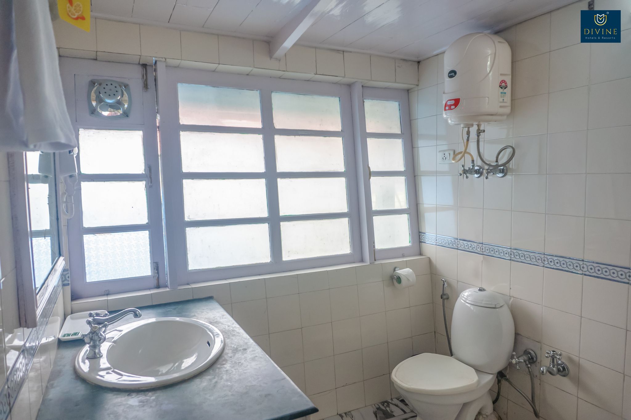 Divine Himalayan Resort - 400 Mts from Mall Road Deluxe Rooms 6