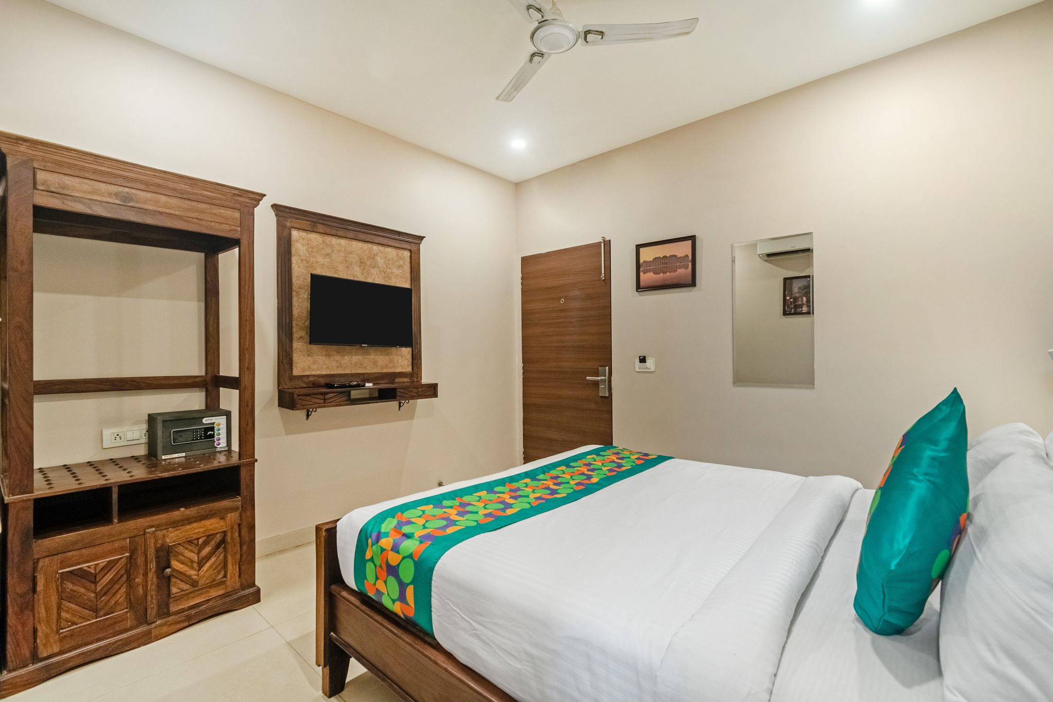 Treebo Vienna Standard room 5