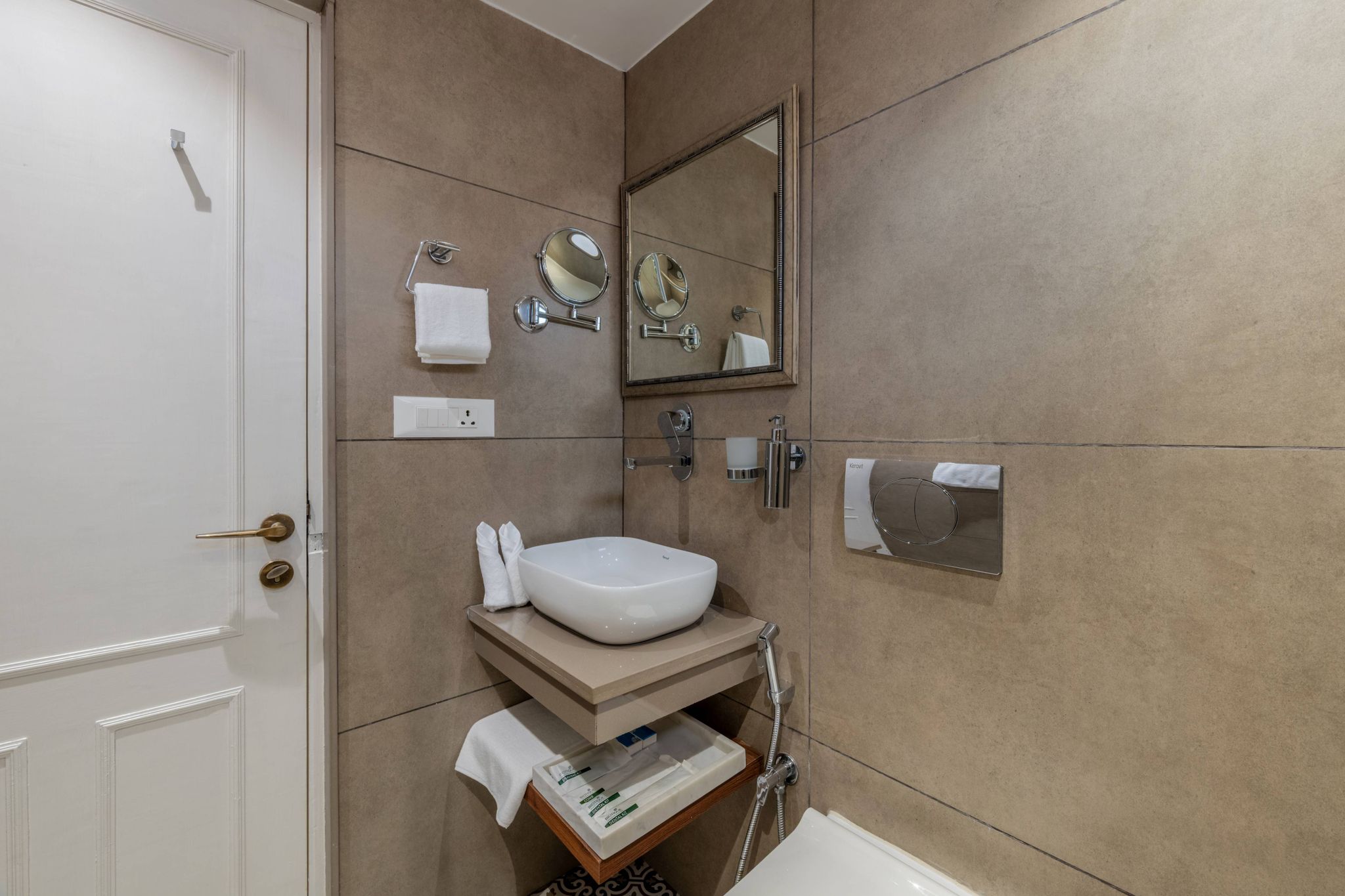 juSTa Kashi Parampara, Varanasi						 Premium Room 121