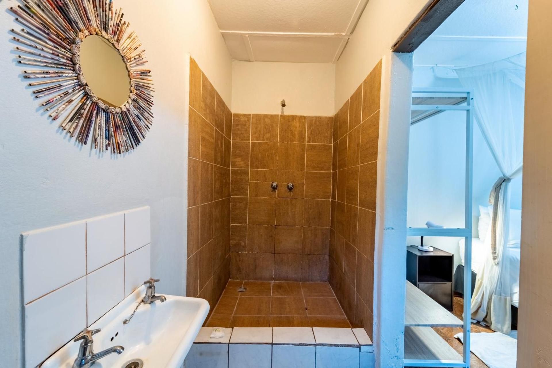 Shoestrings Backpackers  Double Room Private Bathroom 2