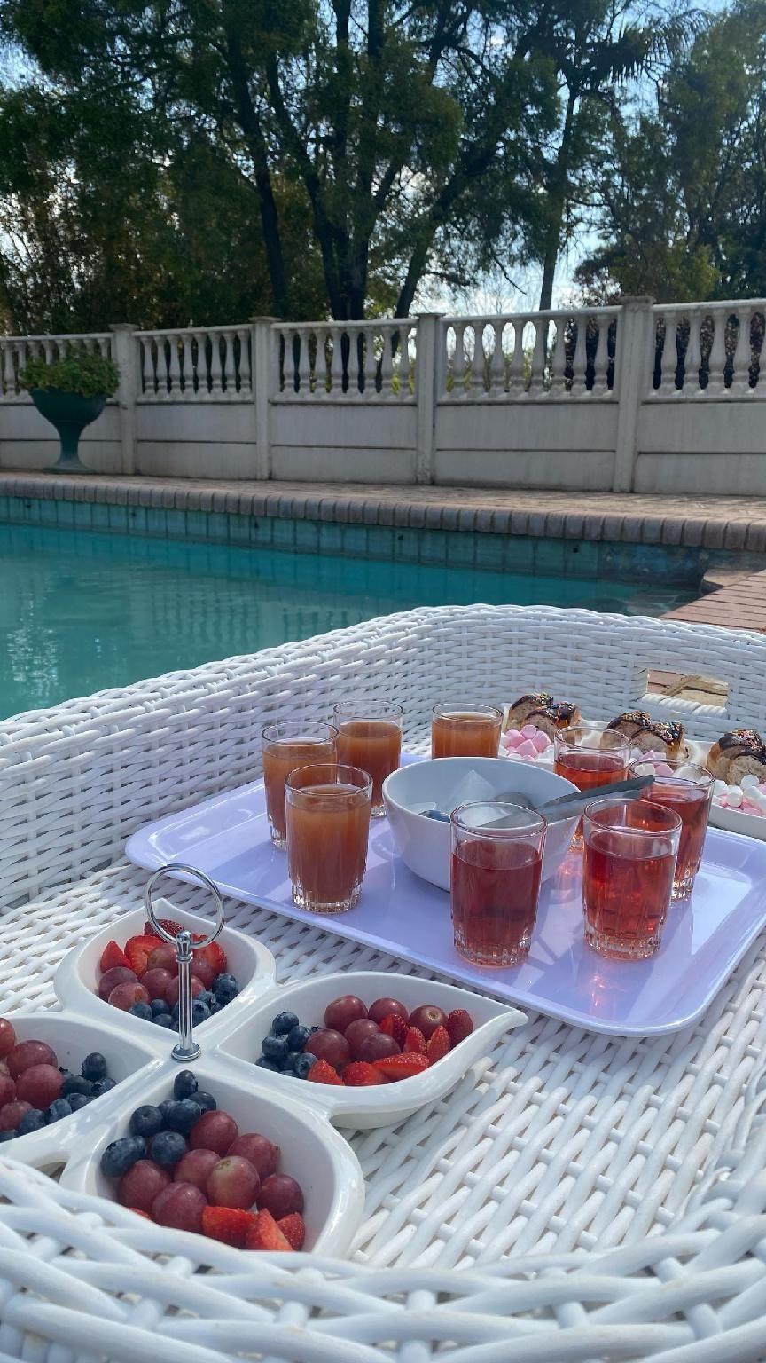 swimming pool [outdoor]