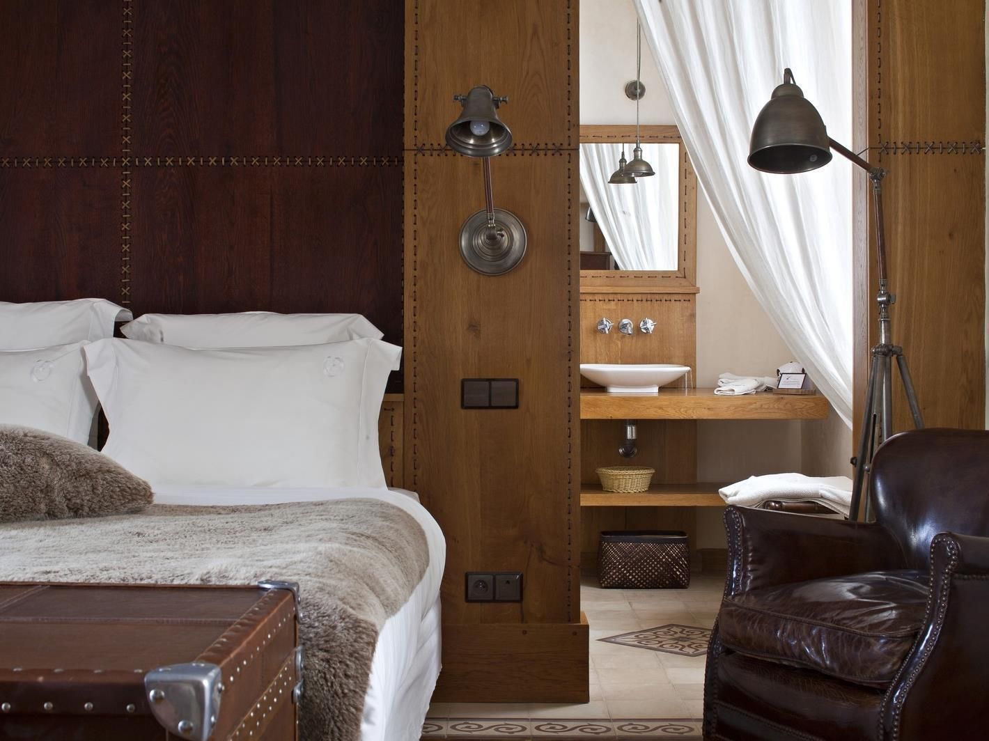 Villa de l'O Aloft Room with King Bed