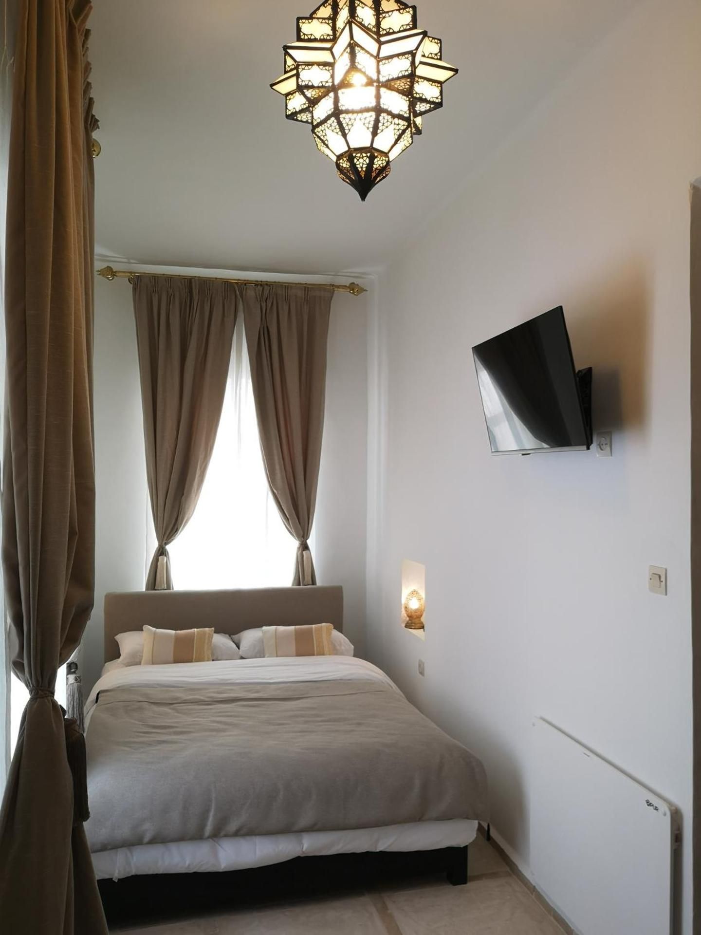 Deluxe Double Room (2 Adults + 1 Child)