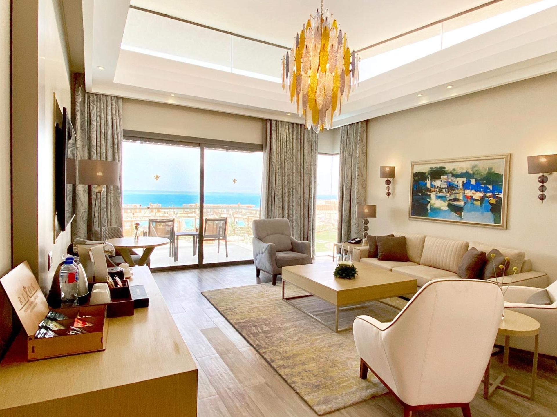 Lagoon Deluxe Suite King Bed Sea View