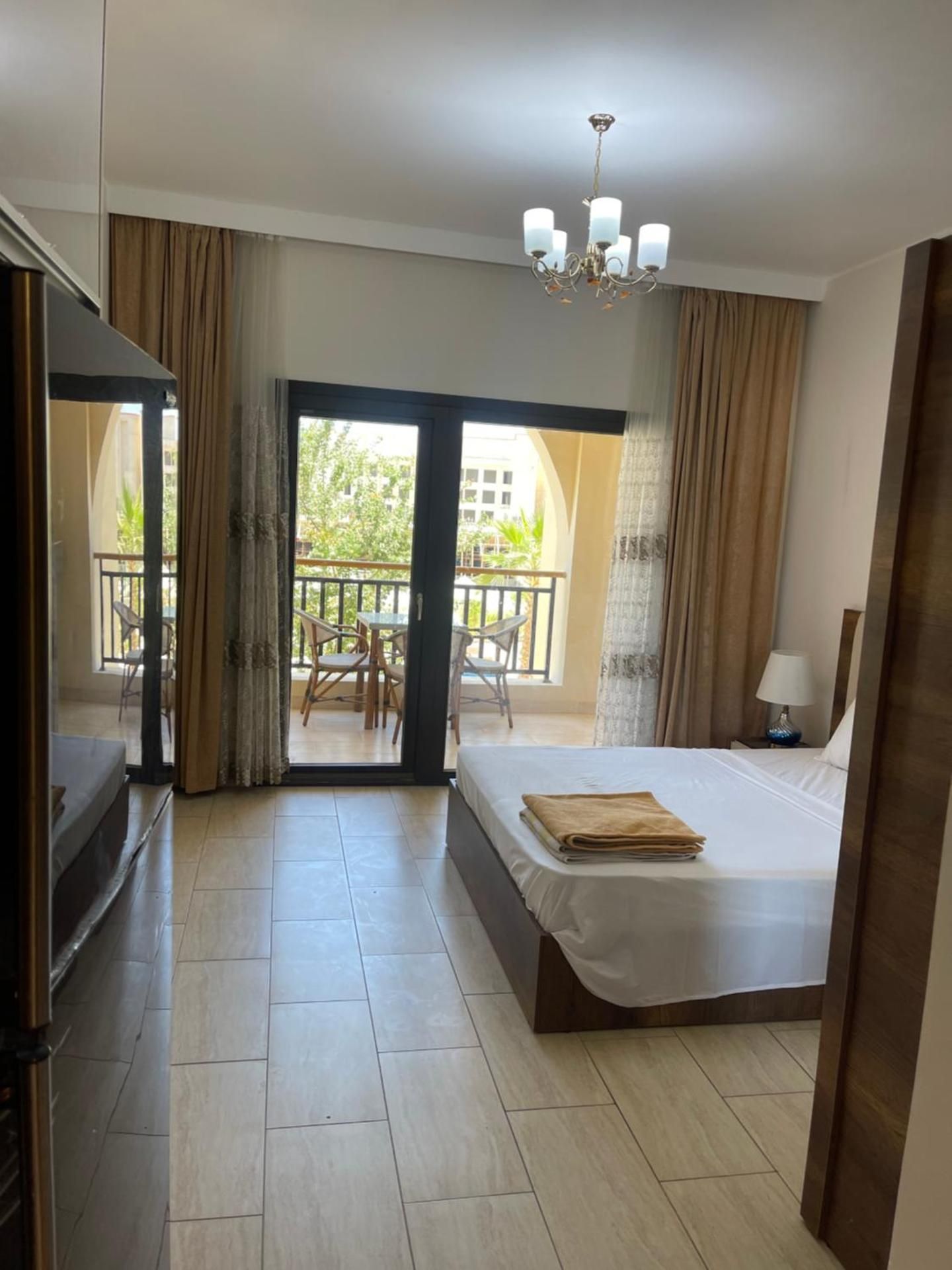 Apartment with Pool View