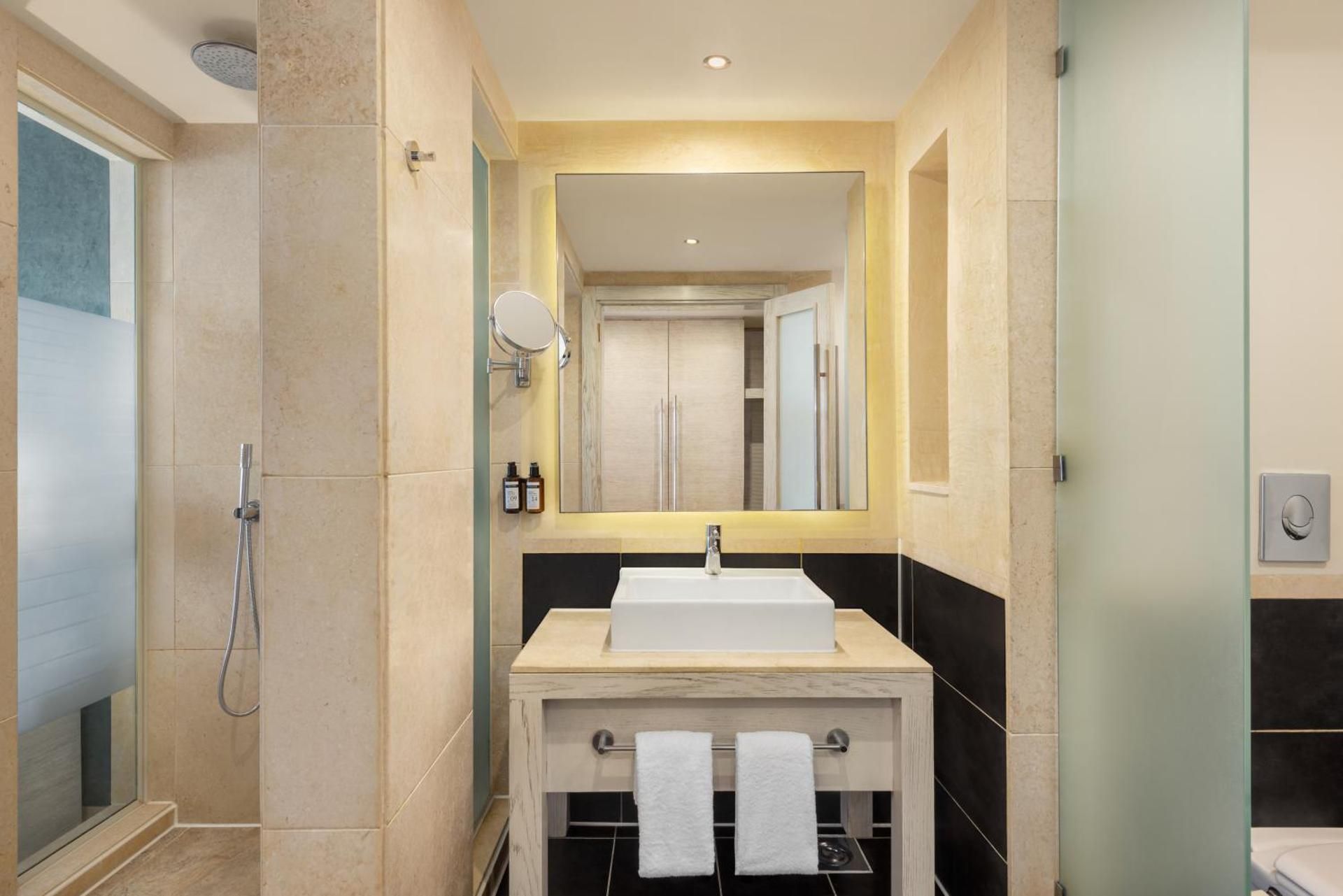 Superior Suite with pool view