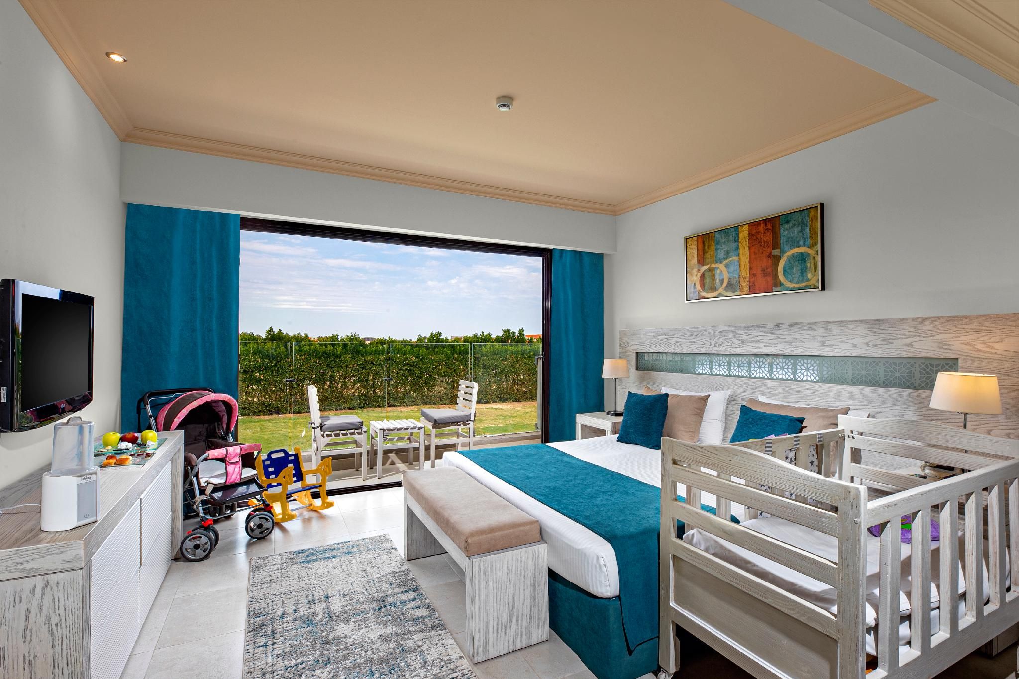 Superior Family room Garden View
