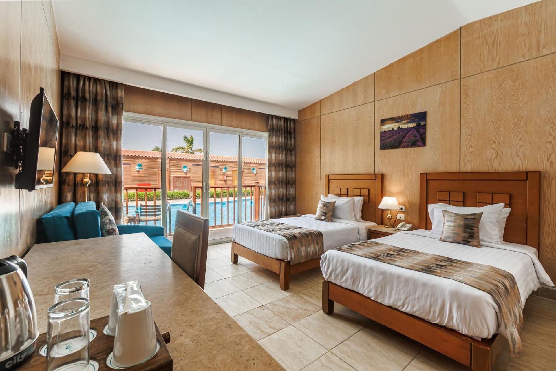 Swim-Up Room