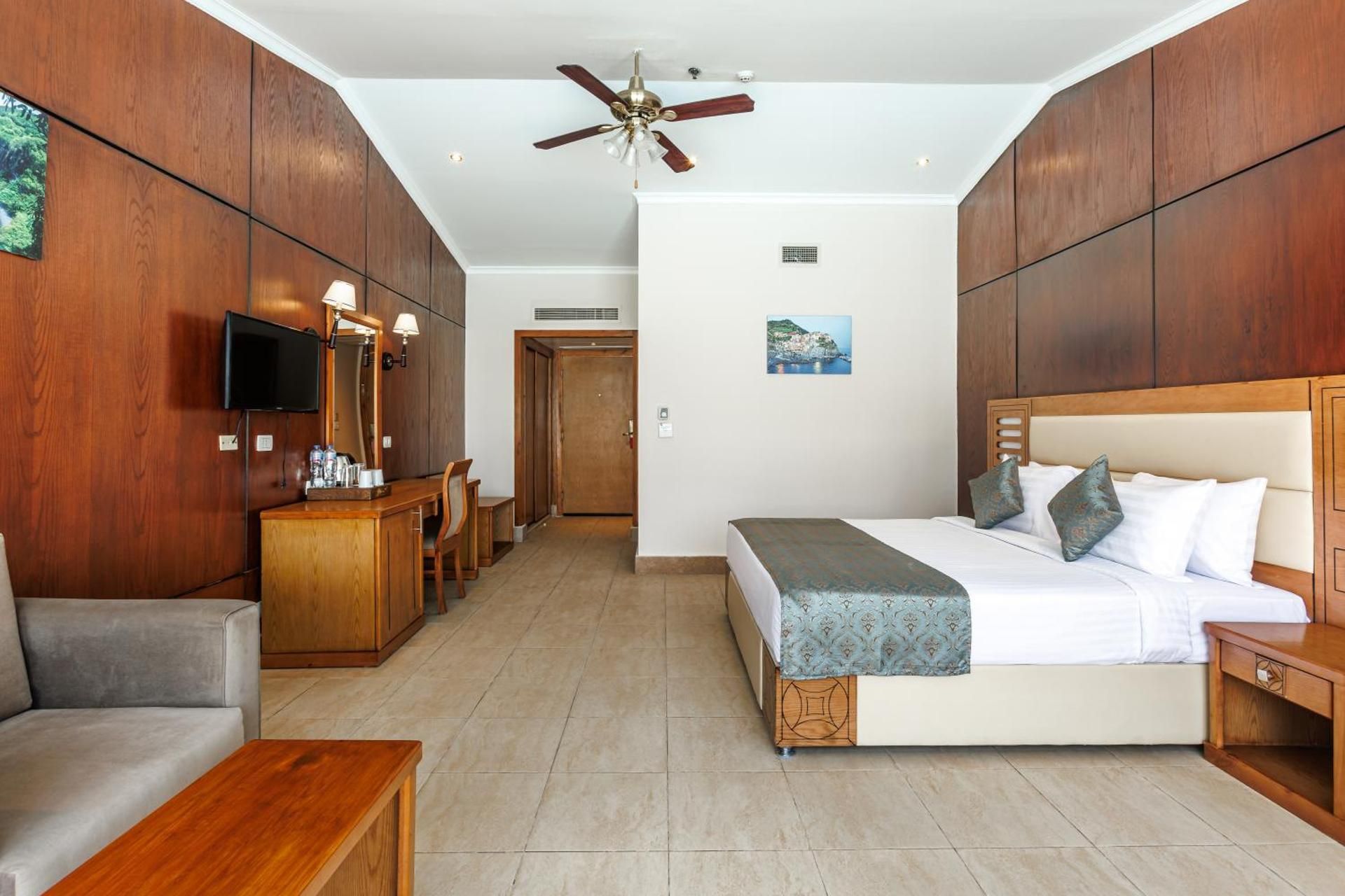 Swim-Up Room