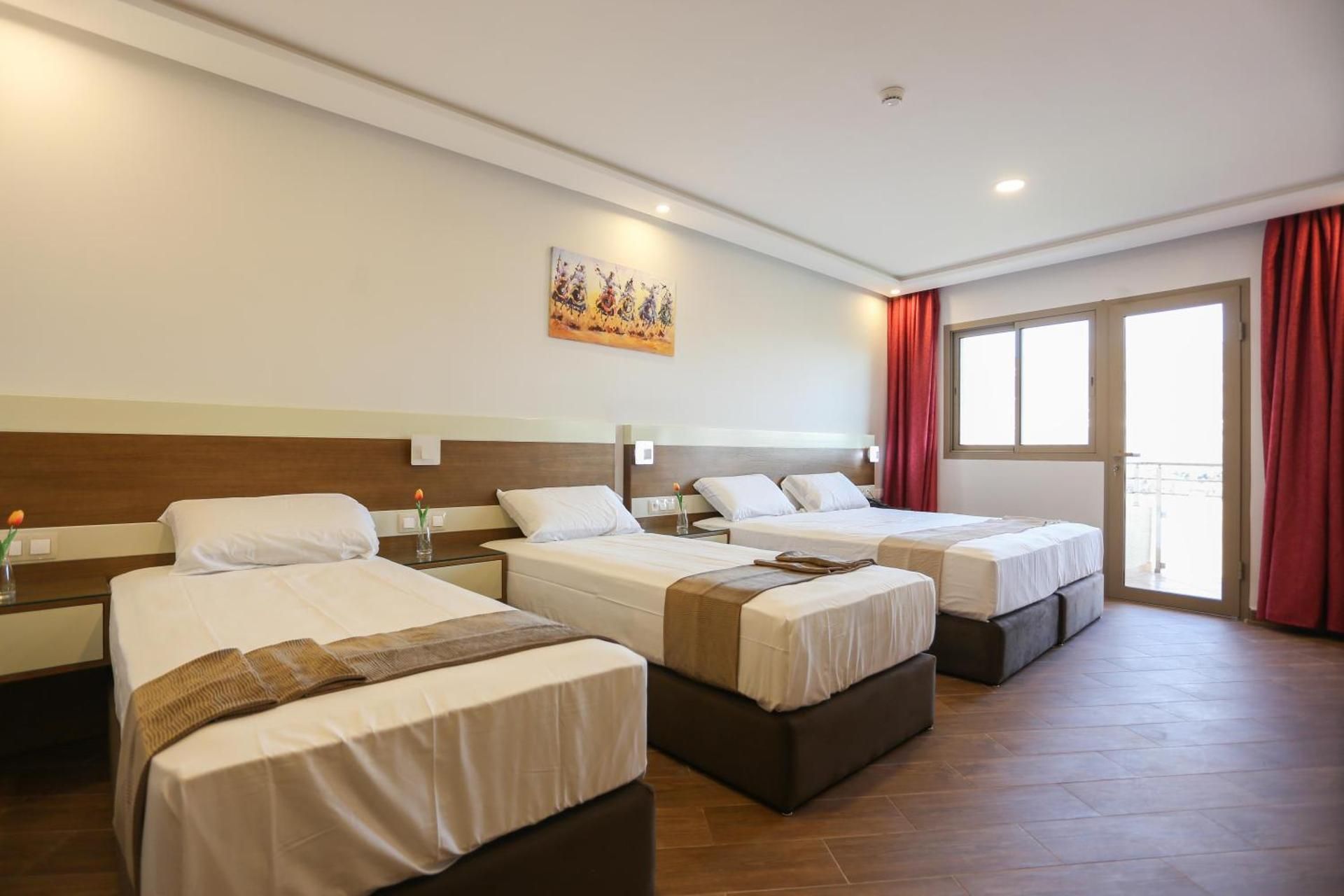 Hotel Makarim Quadruple Room with Mountain View 2