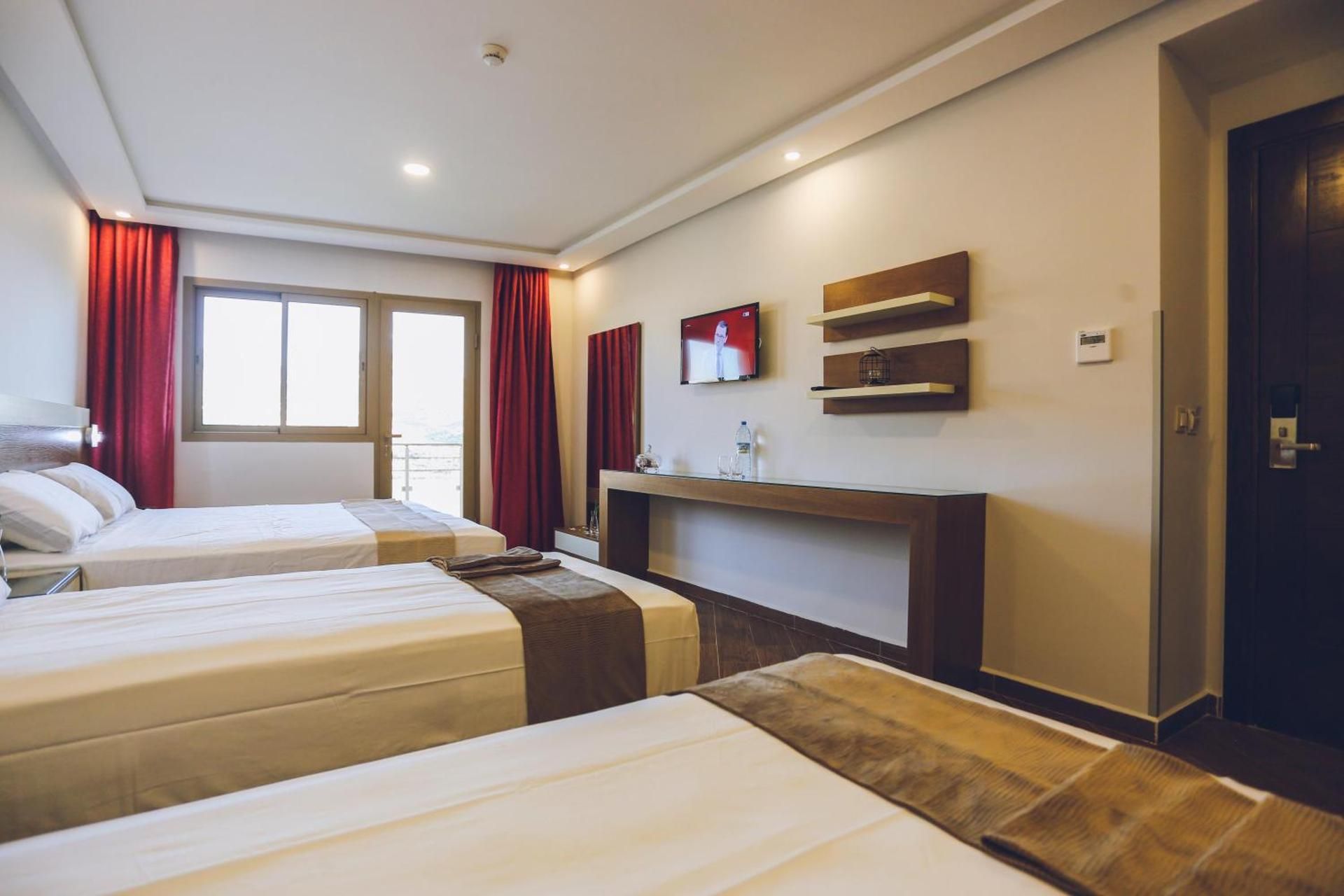 Hotel Makarim Quadruple Room with Mountain View