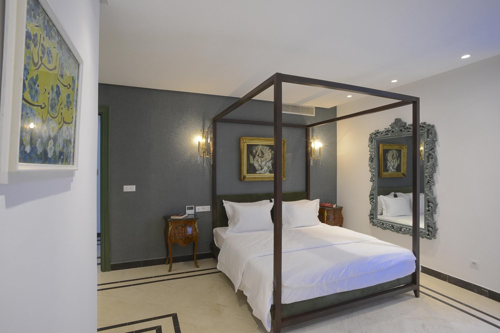 Queen Bed Room