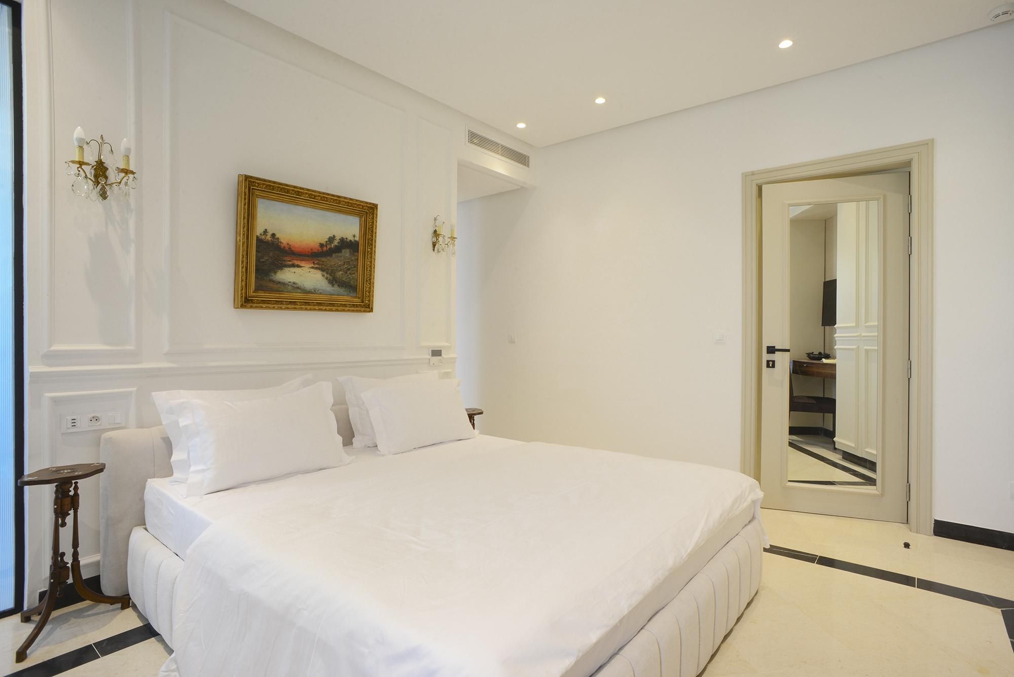 Queen Bed Room