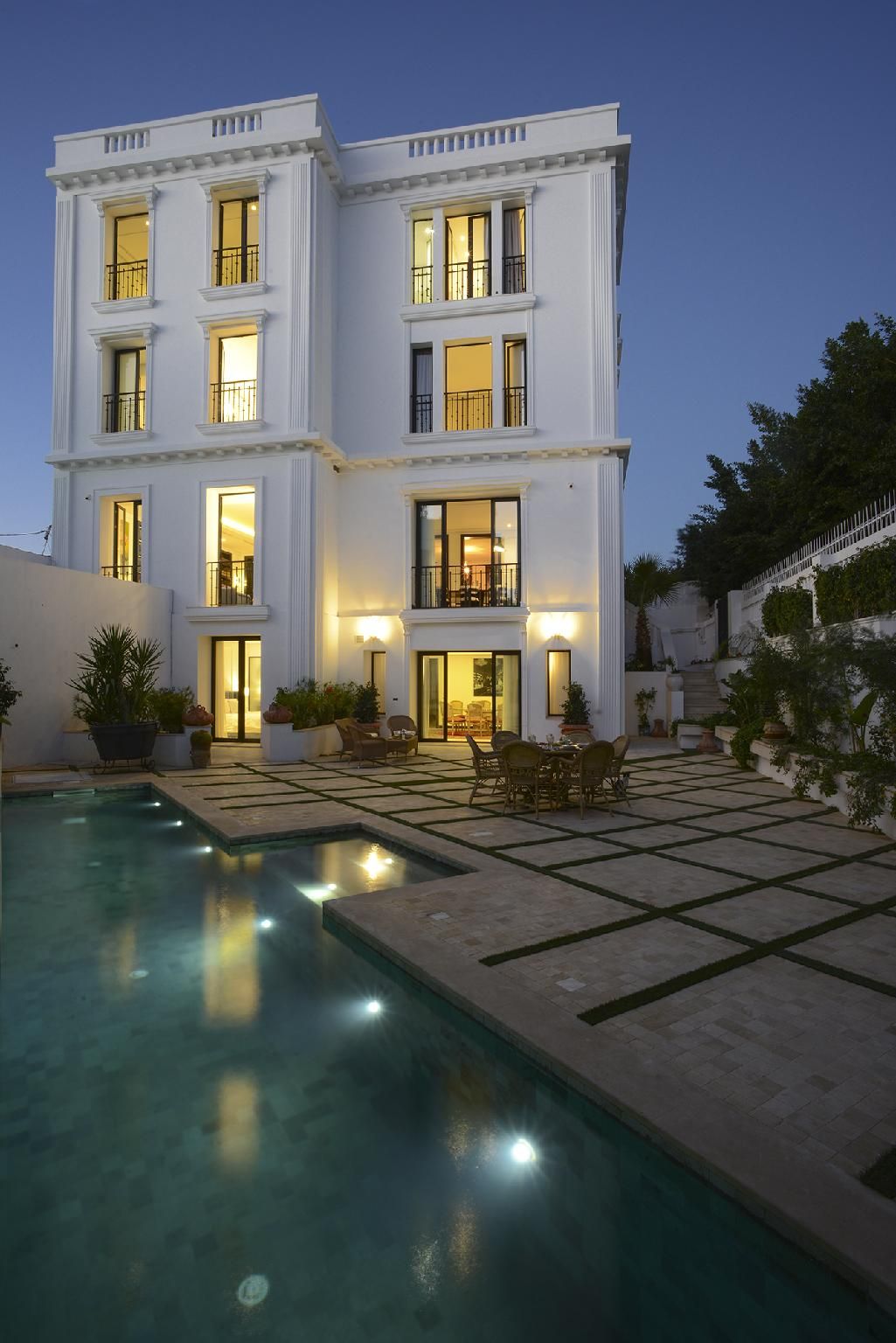 swimming pool [outdoor]