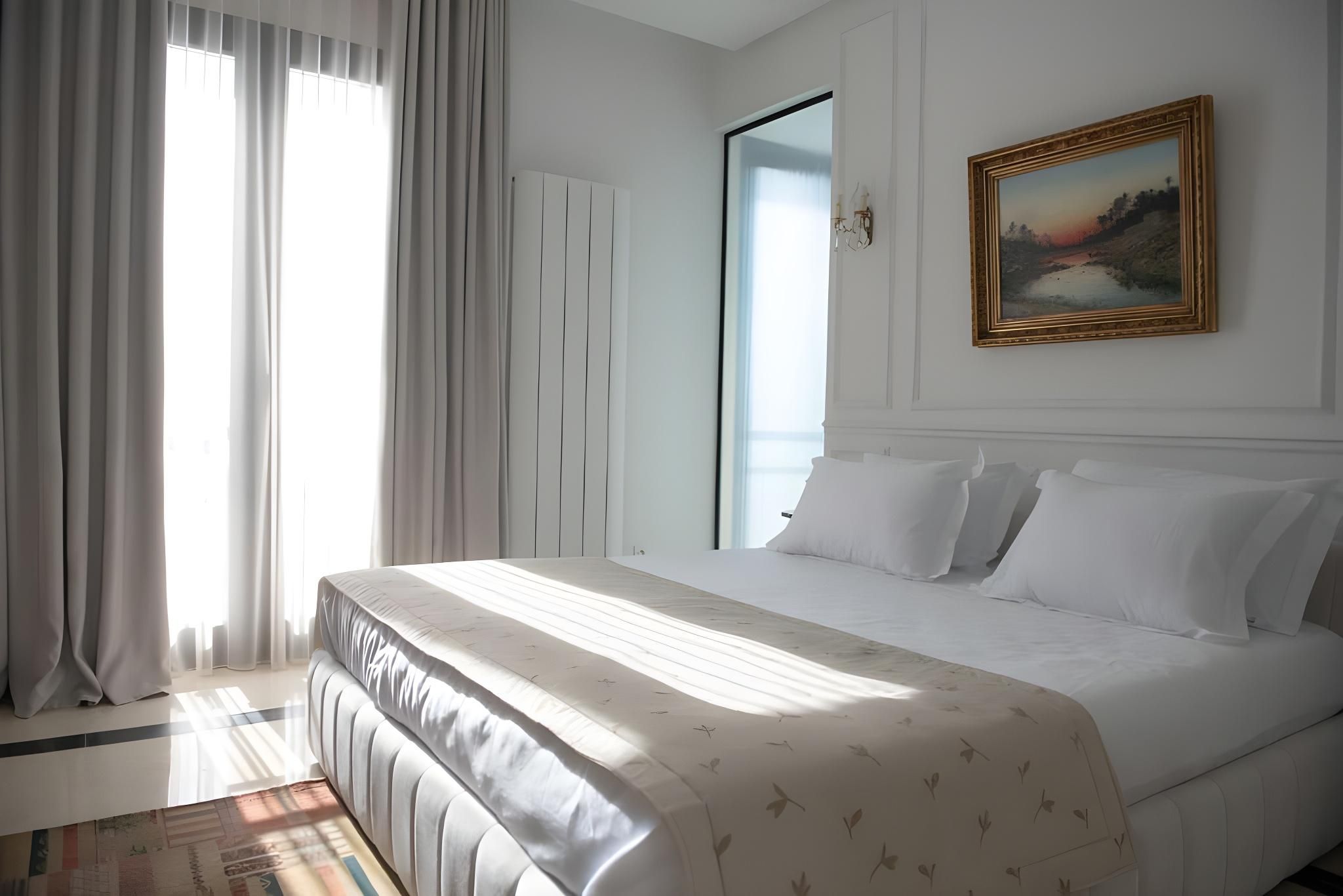 Deluxe - 1 Queen Bed