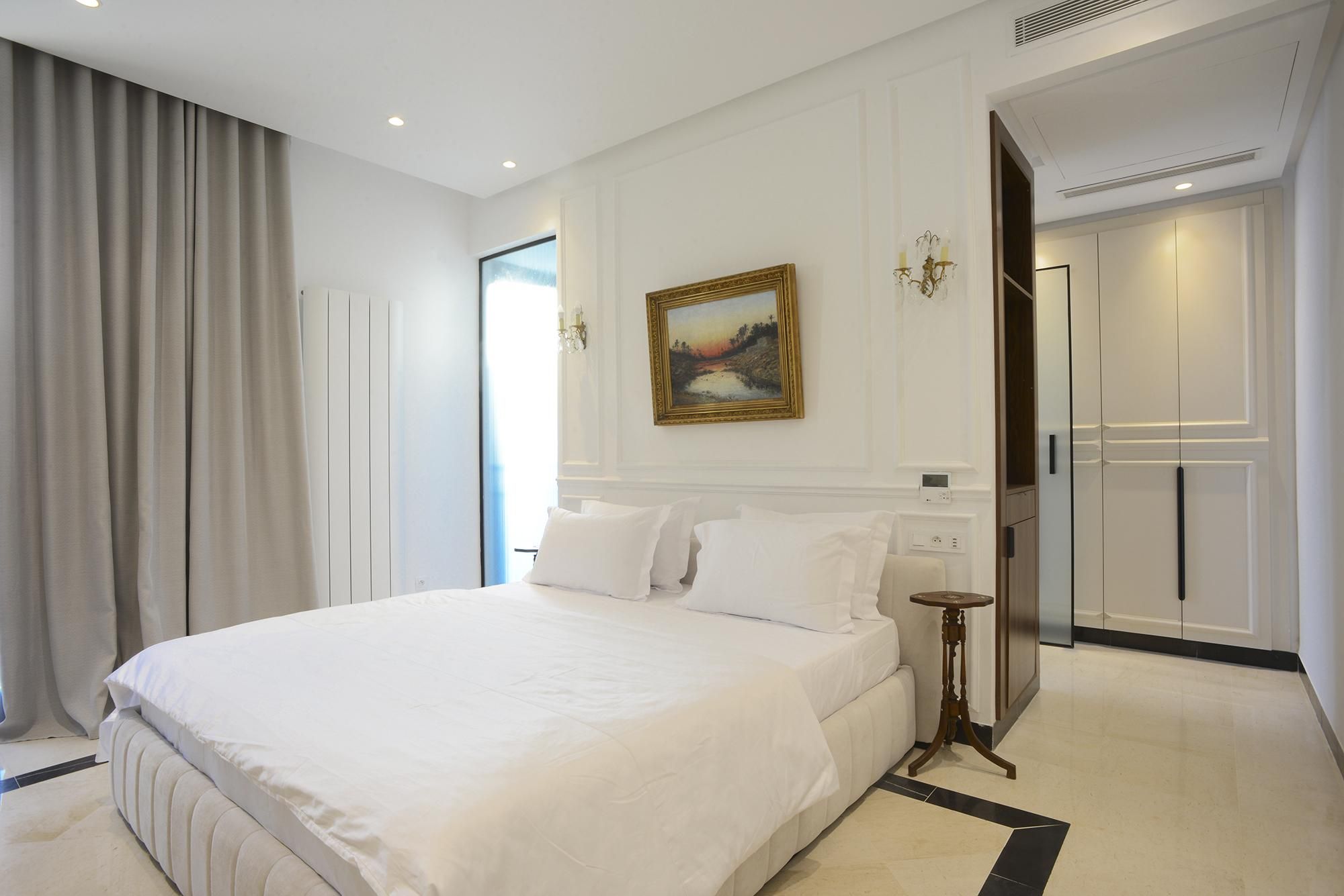 Deluxe - 1 Queen Bed