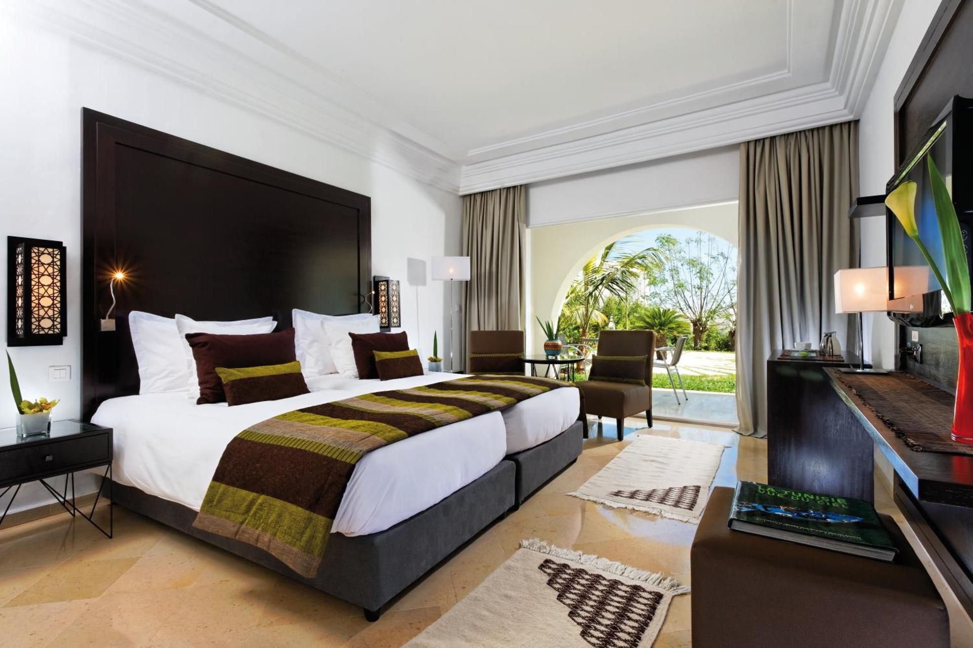 Deluxe King Sea & Pool View