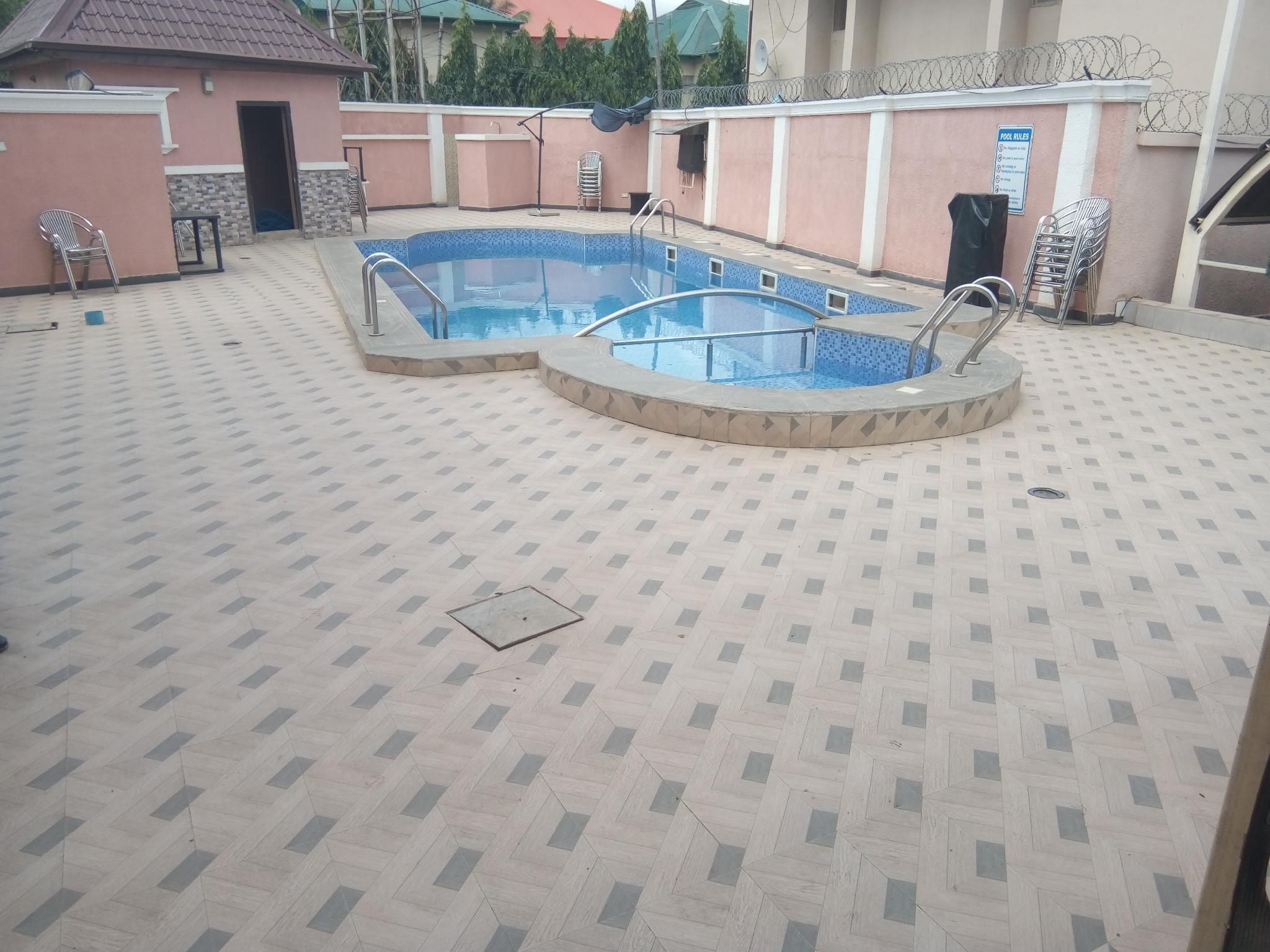 swimming pool [outdoor]