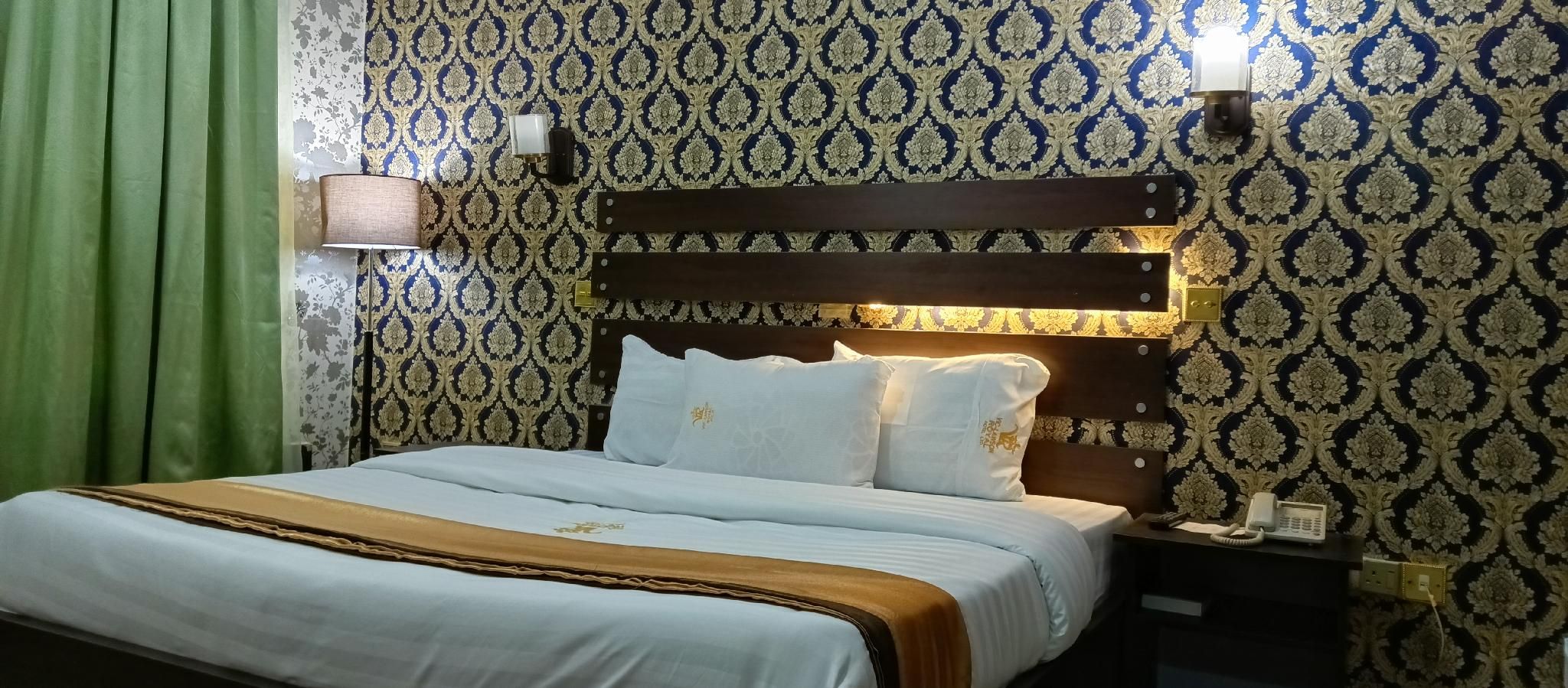 Deluxe Room Queen