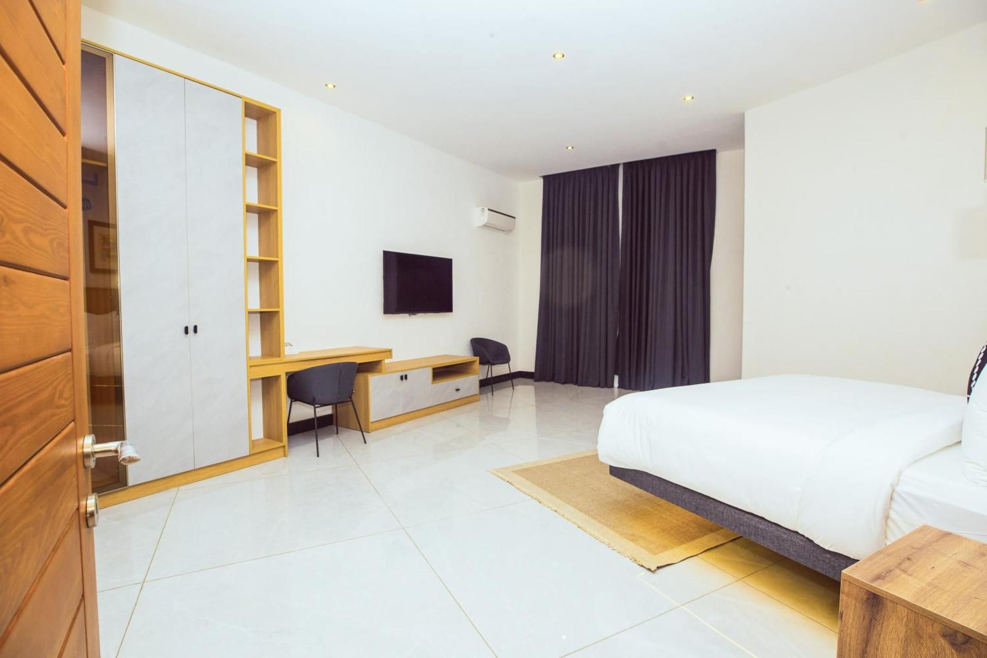 One-Bedroom Apartment with Balcony and Mountain View