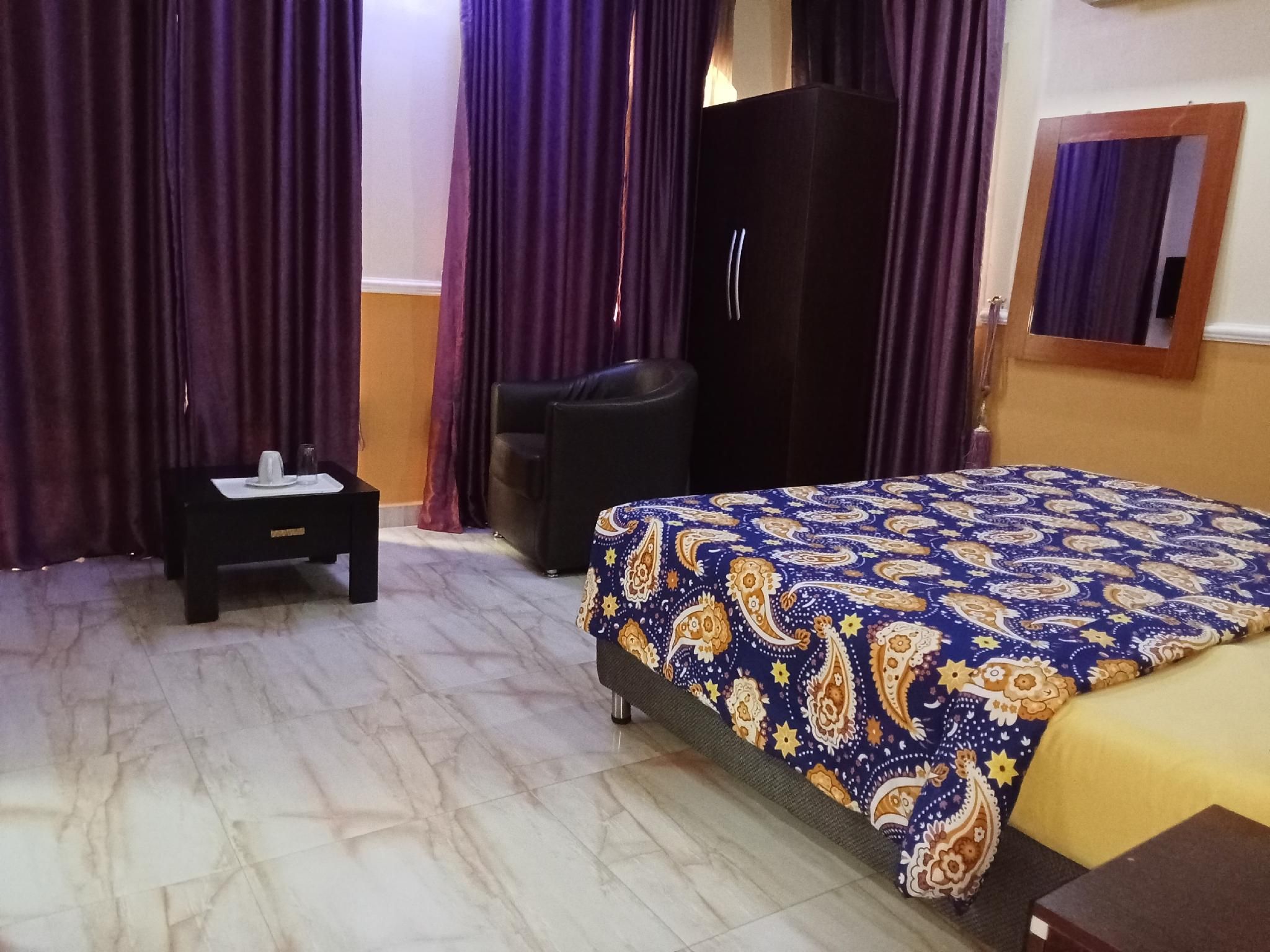 B's Hive Hotel and Suites Presidential Suite