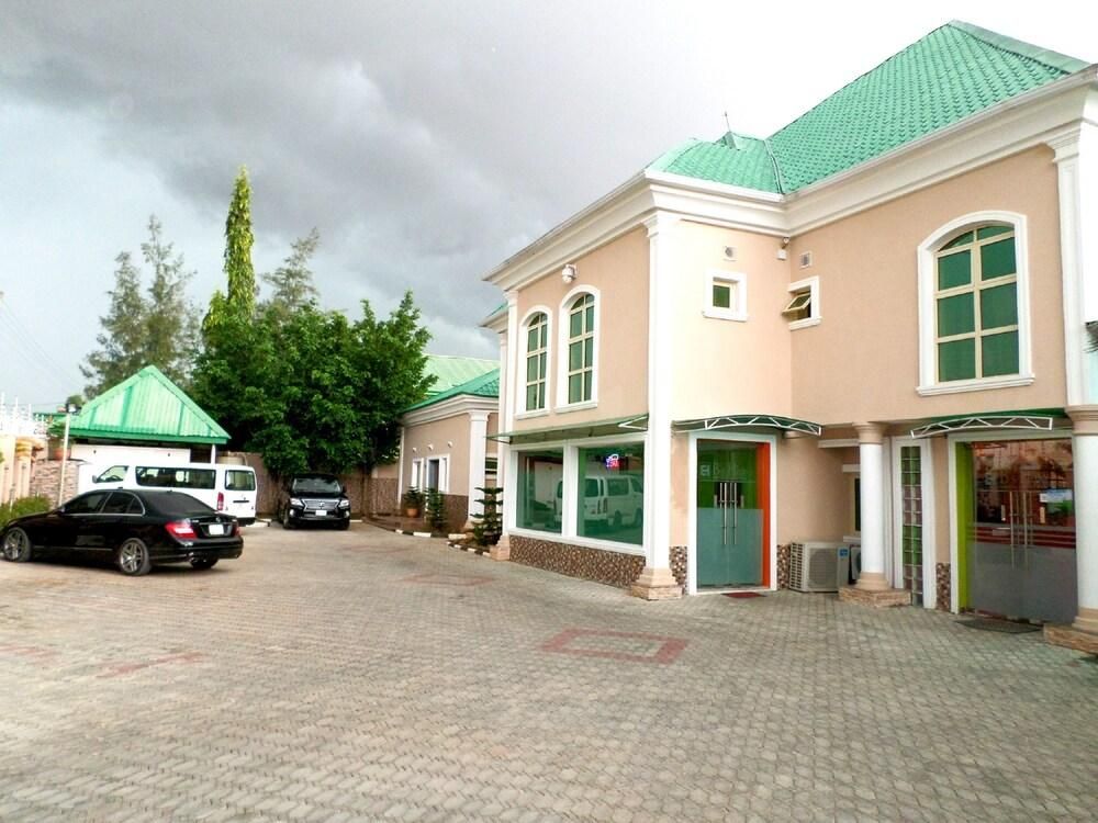 B's Hive Hotel and Suites