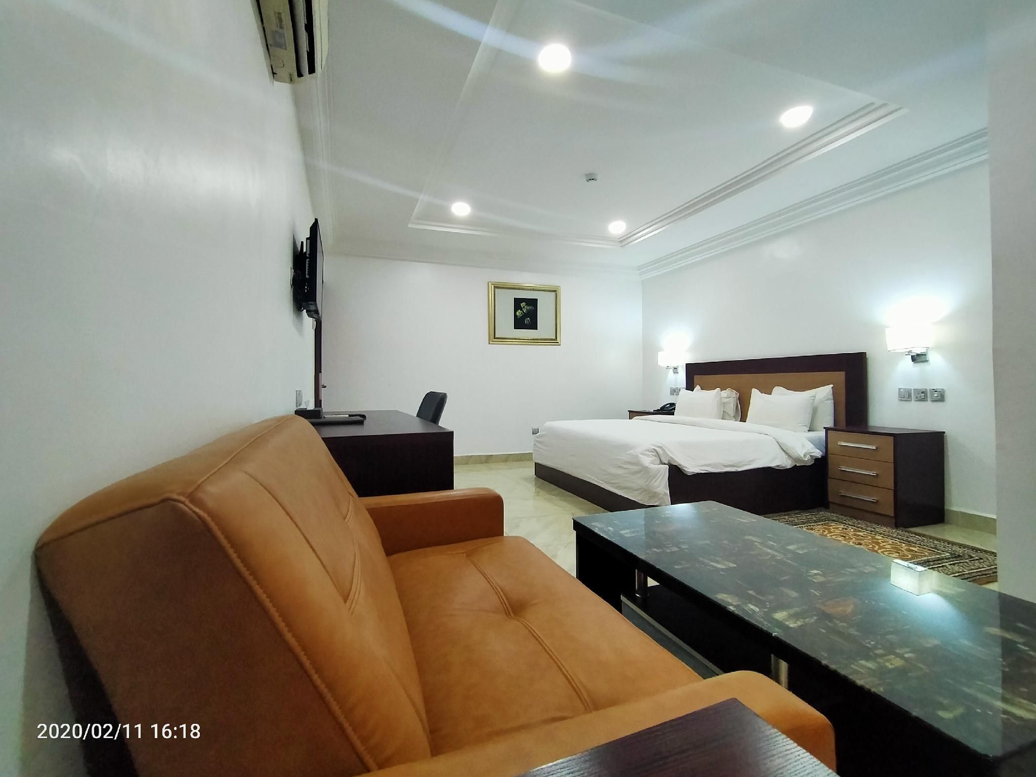 1 Queen Bed