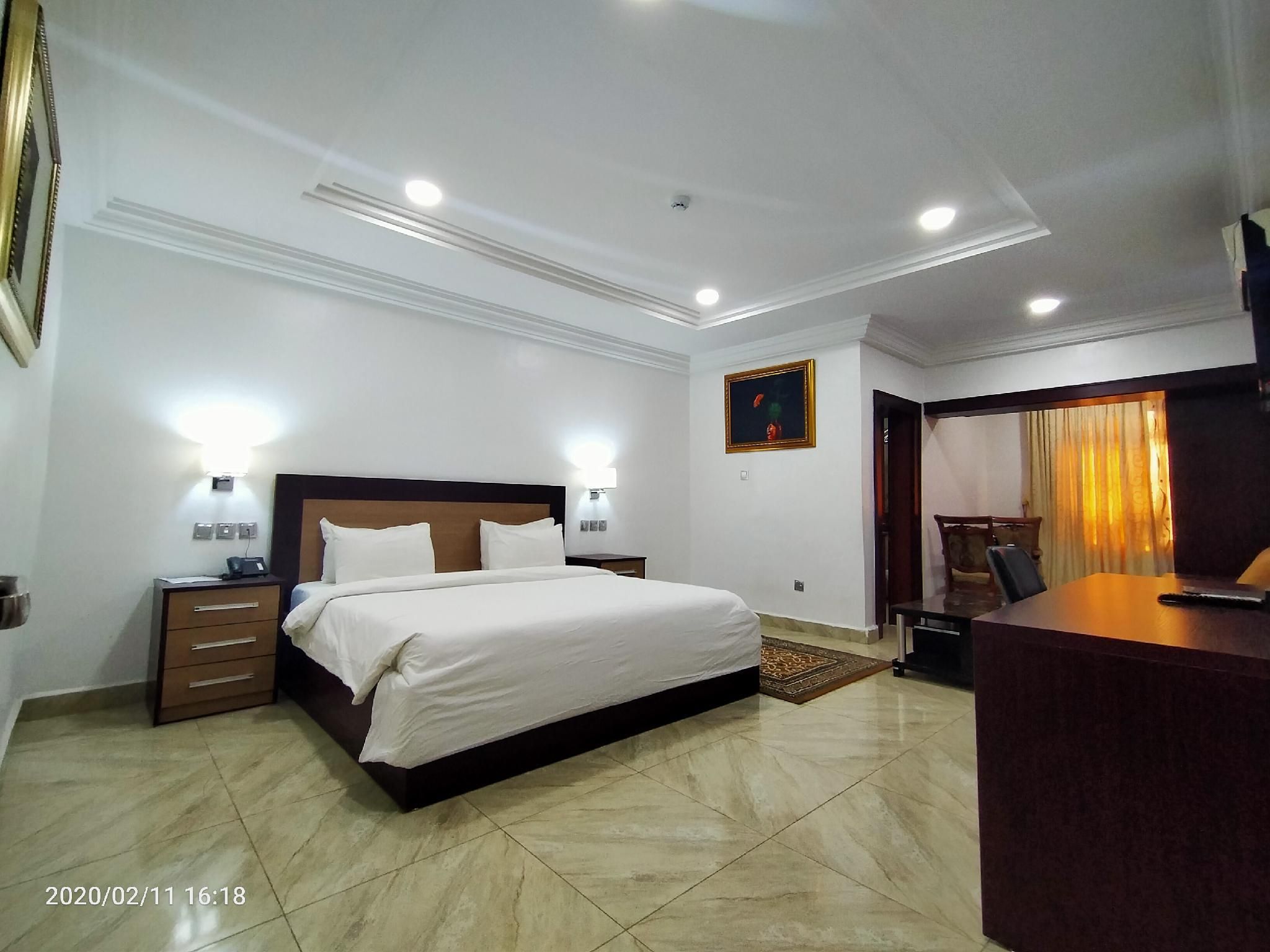 1 Queen Bed