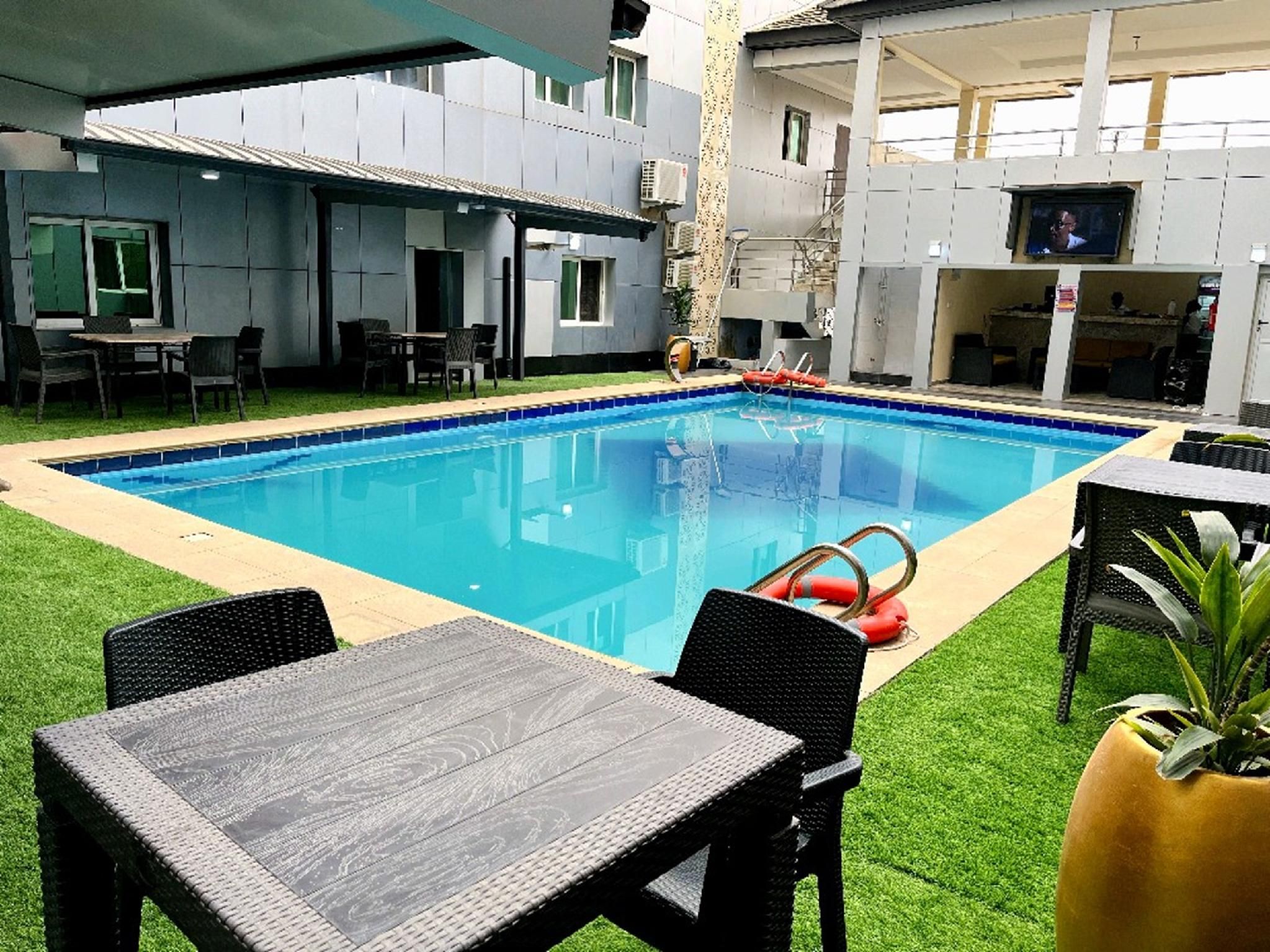 swimming pool [outdoor]