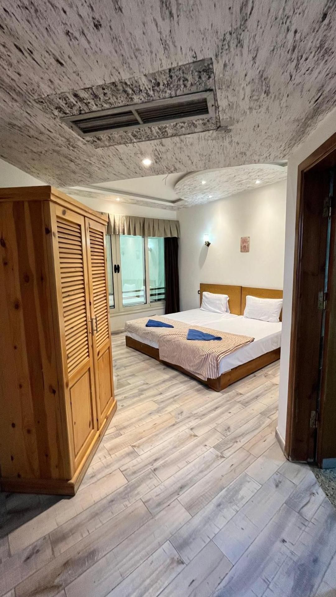 Deluxe Double Room with Side Sea View