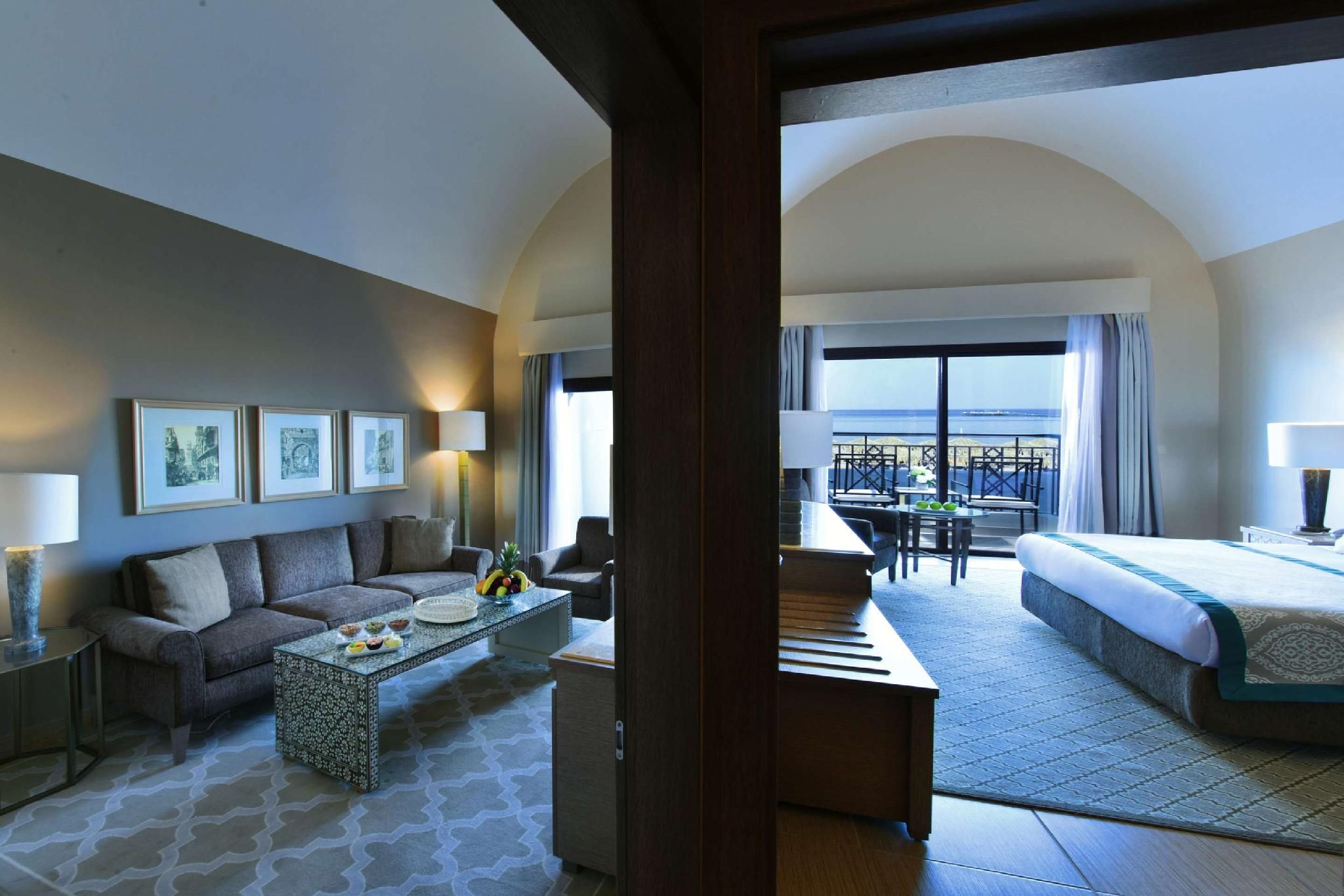 Executive Suite, Queen Bed, Pool View