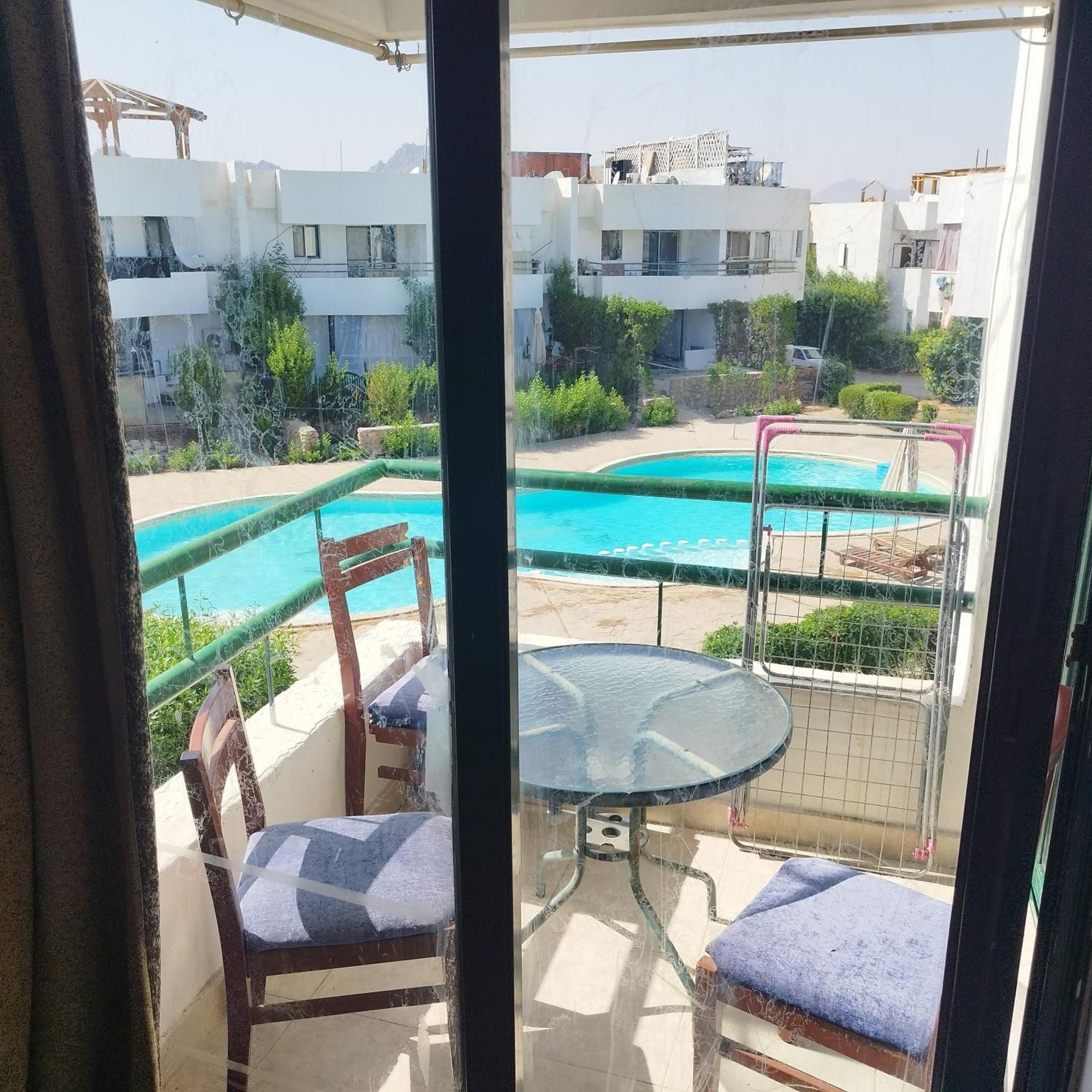 Apartment with Pool View