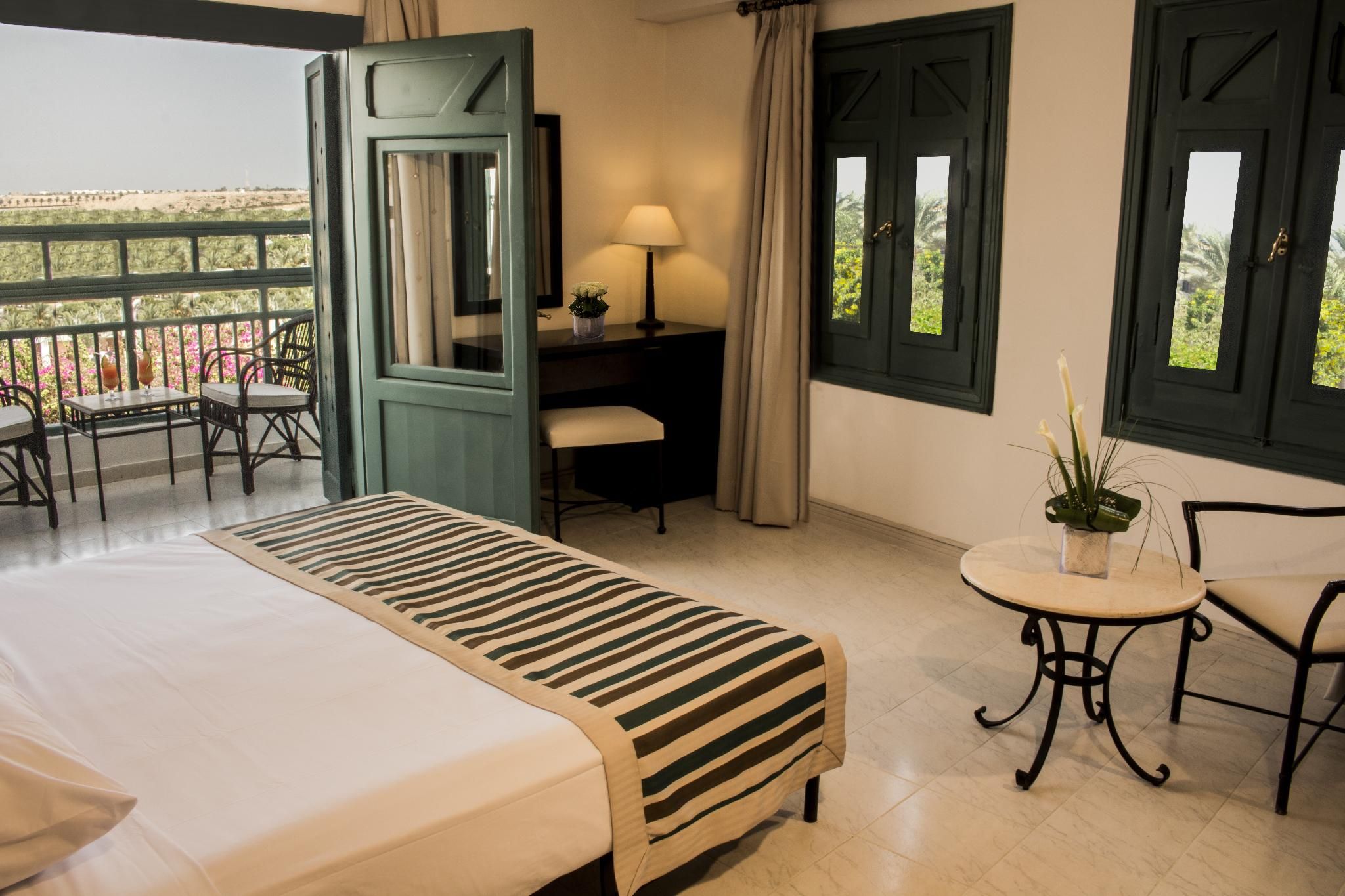 Family Pool View Room with Queen Bed