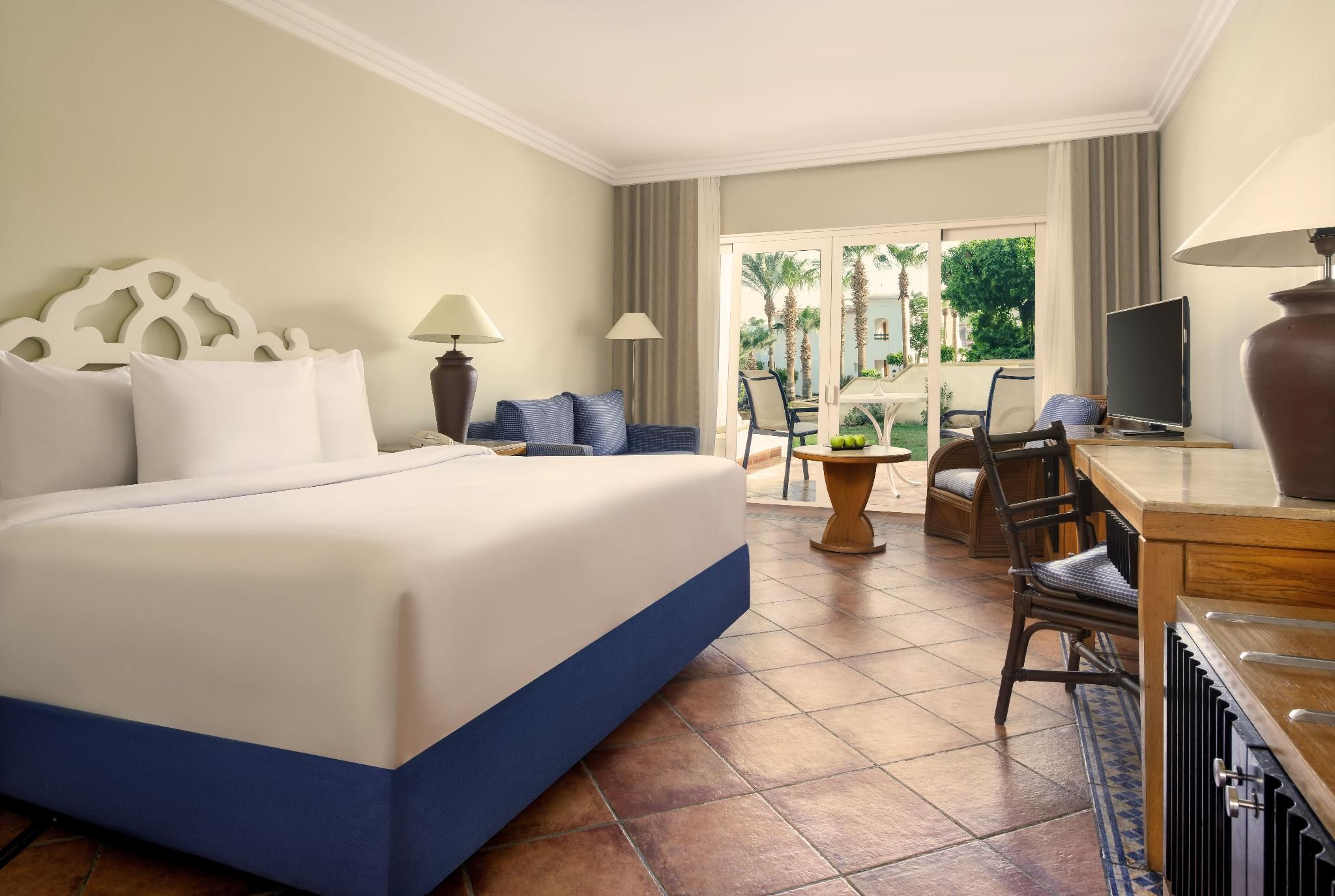Superior, Queen Bed, Garden View
