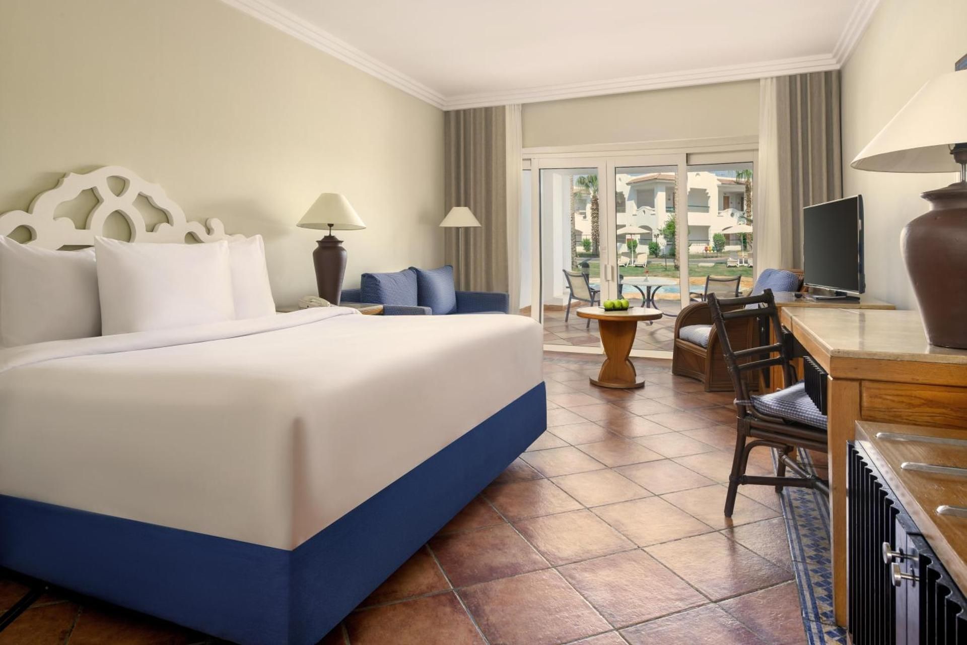 Superior, Queen Bed, Pool View