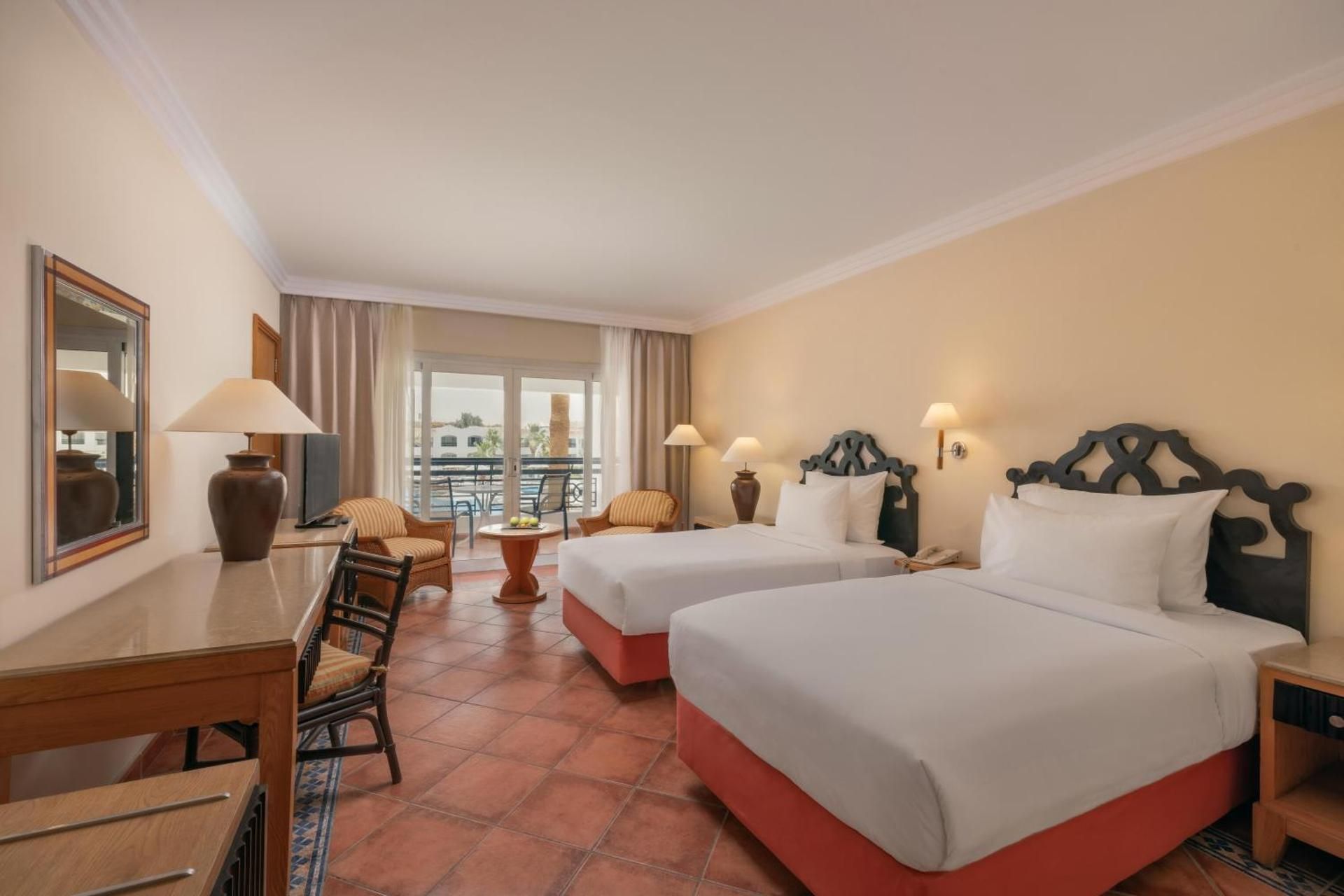 Superior, Queen Bed, Pool View