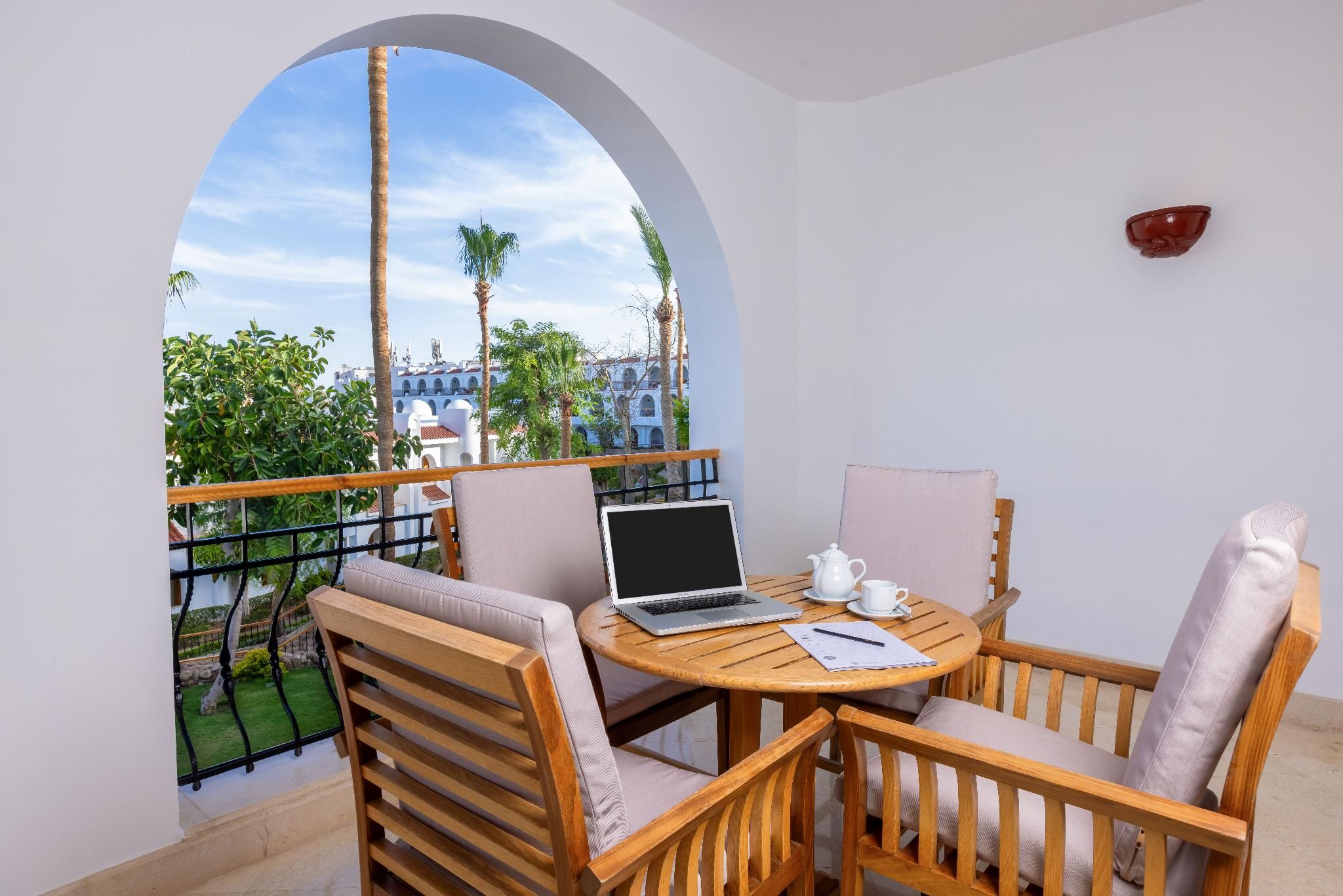 Diplomatic Garden View Suite