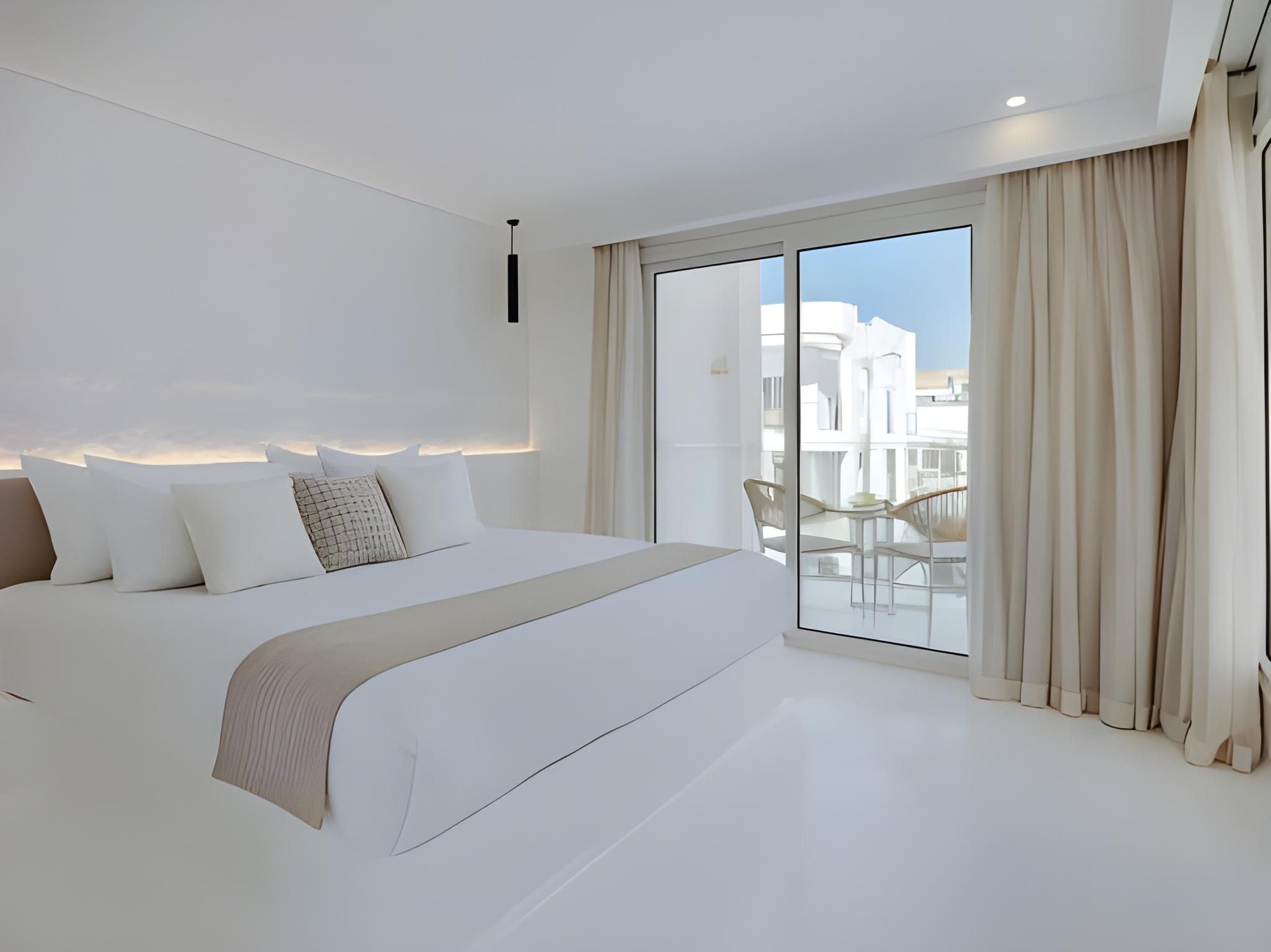 Gypster Room Pool or Partial Sea View