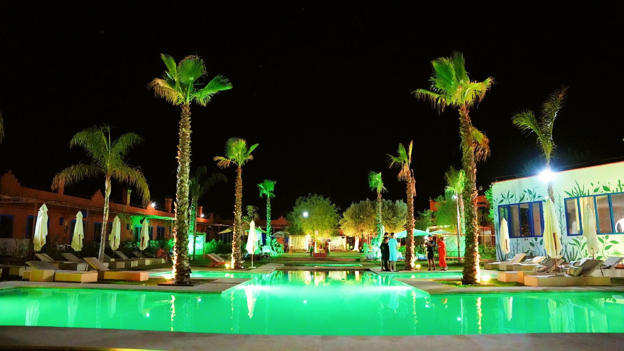 swimming pool [outdoor]