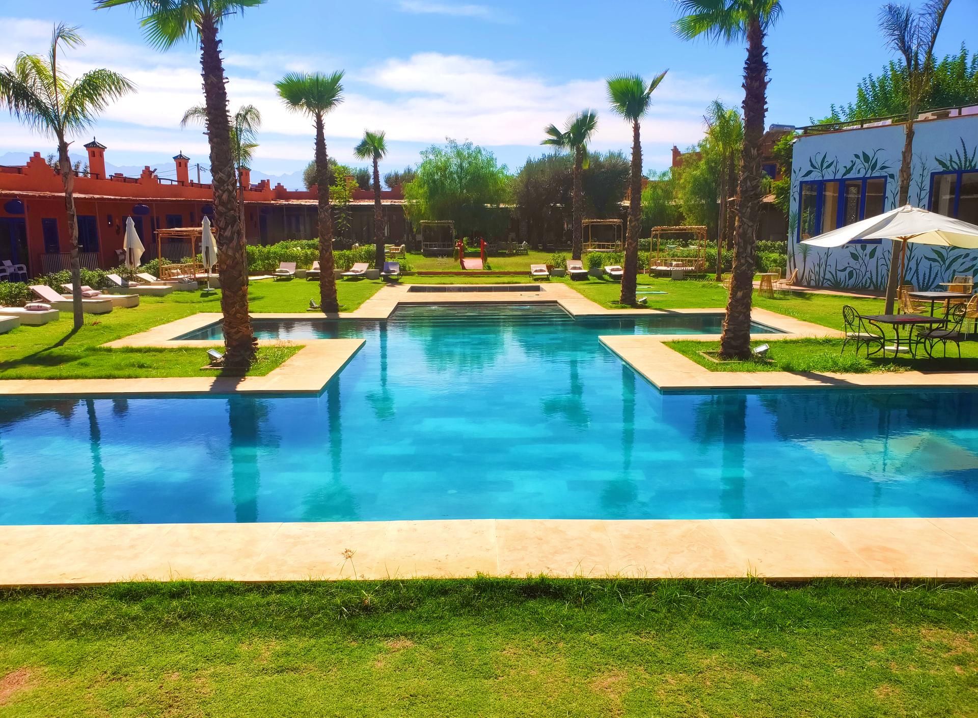 swimming pool [outdoor]