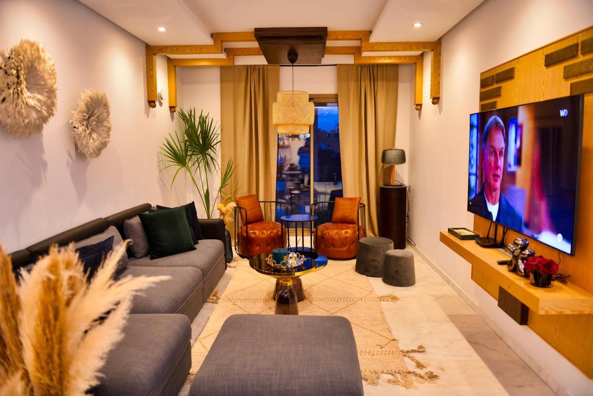 DELUXE APARTMENT