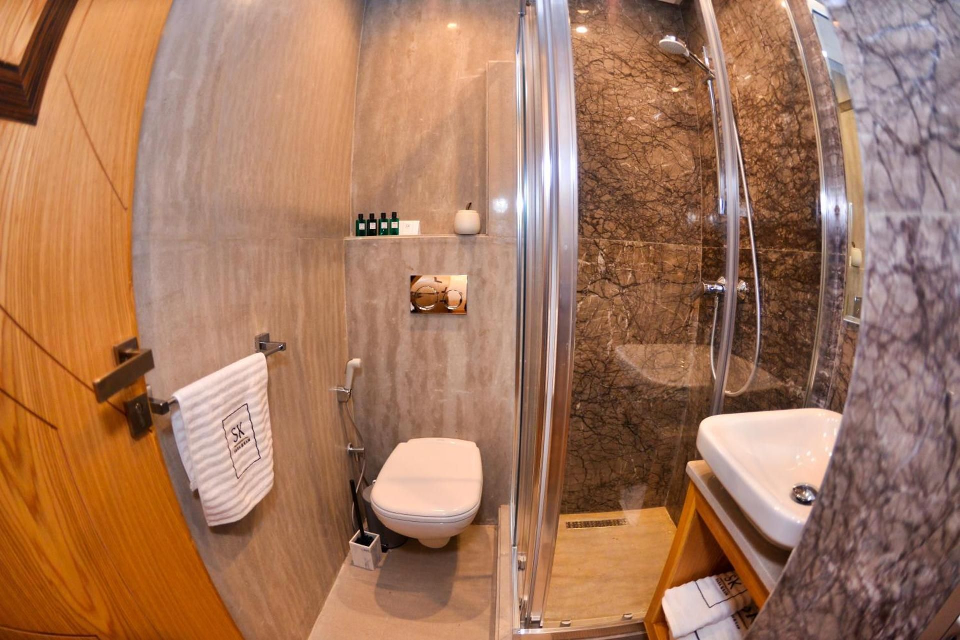 DELUXE APARTMENT
