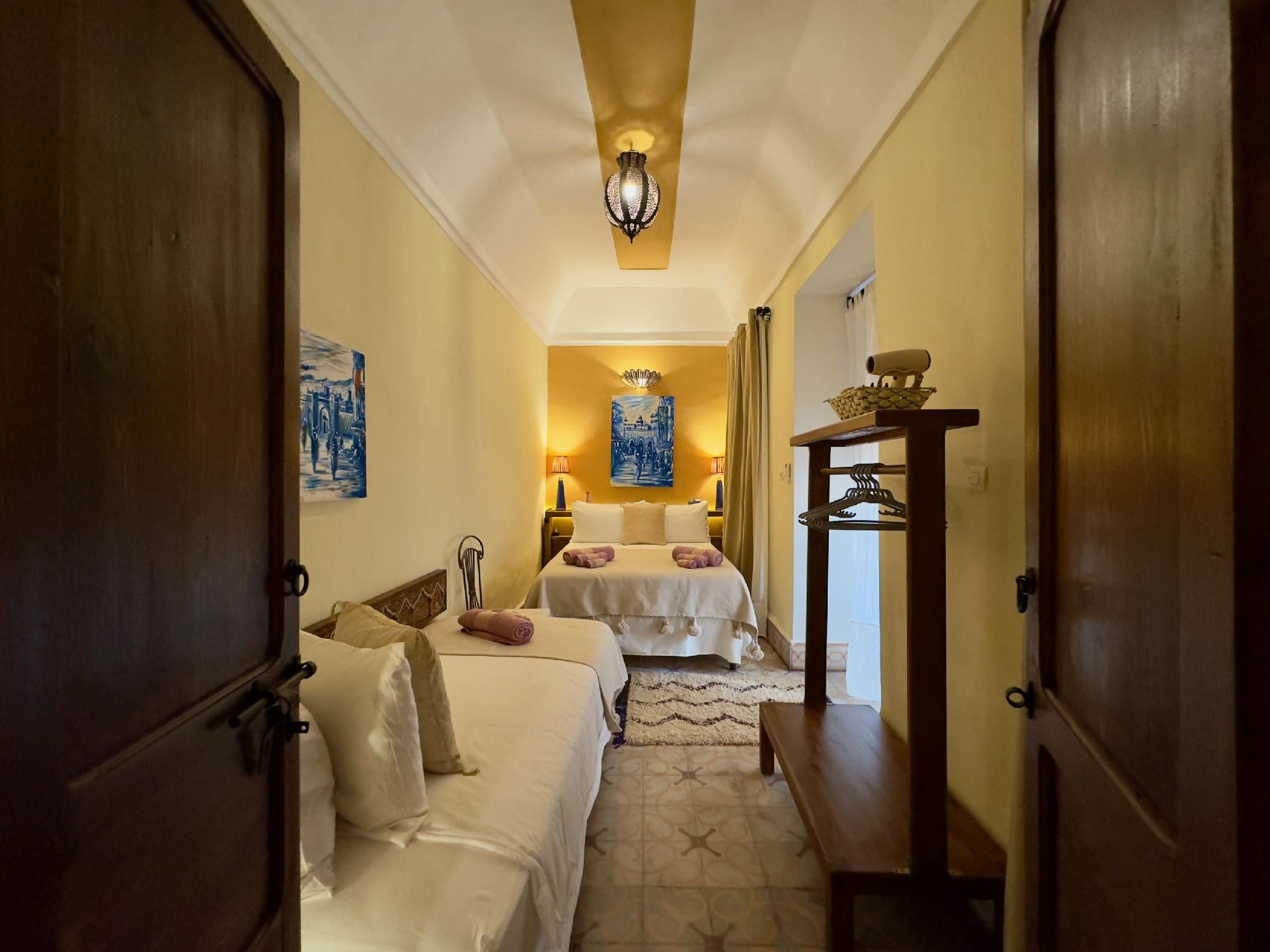 Habitación 2-Triple-Estándar-Baño privado con ducha-Vista al patio