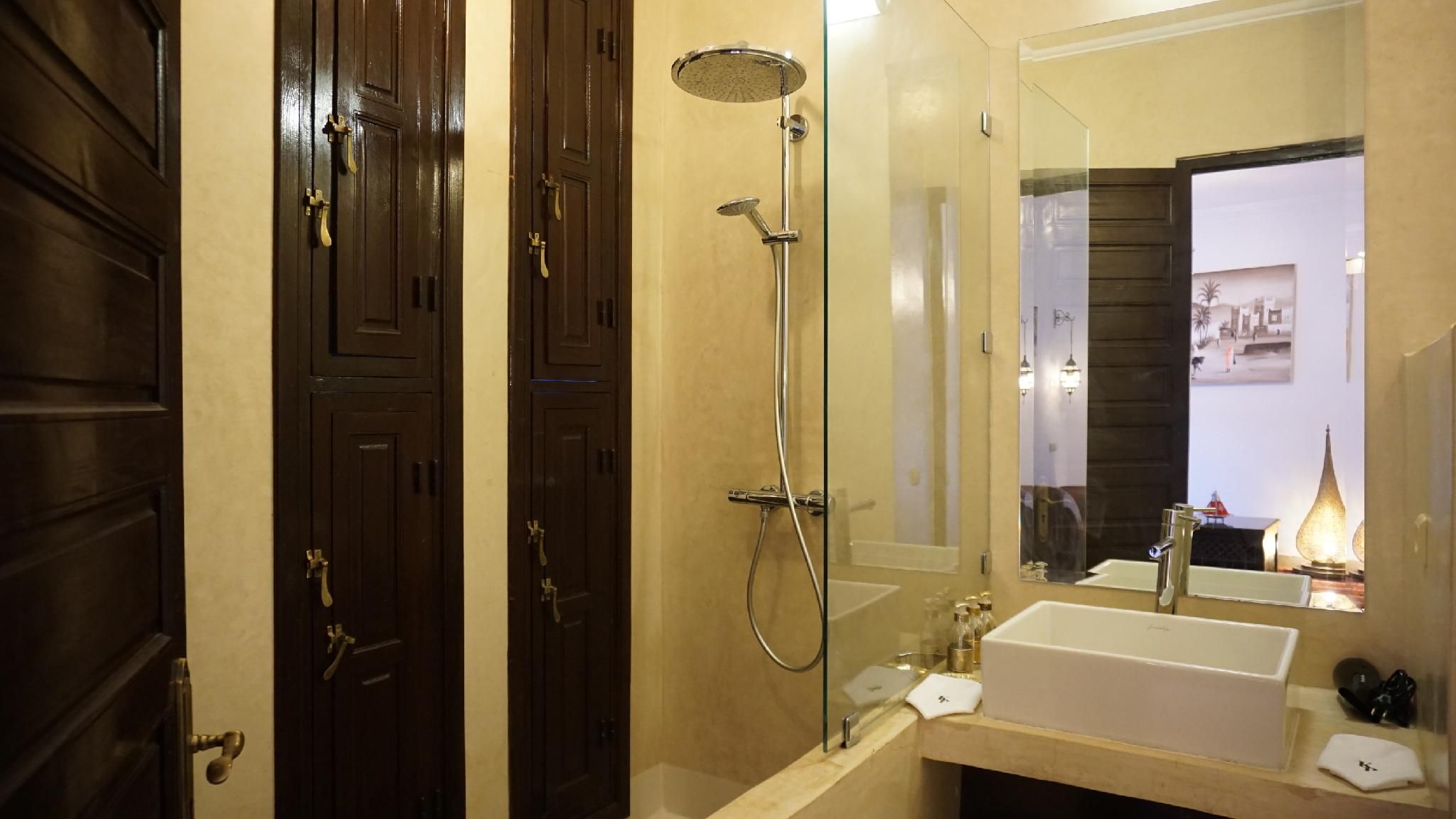 Suite Junior-Douche-Suite-Vue sur la cour-Agadir