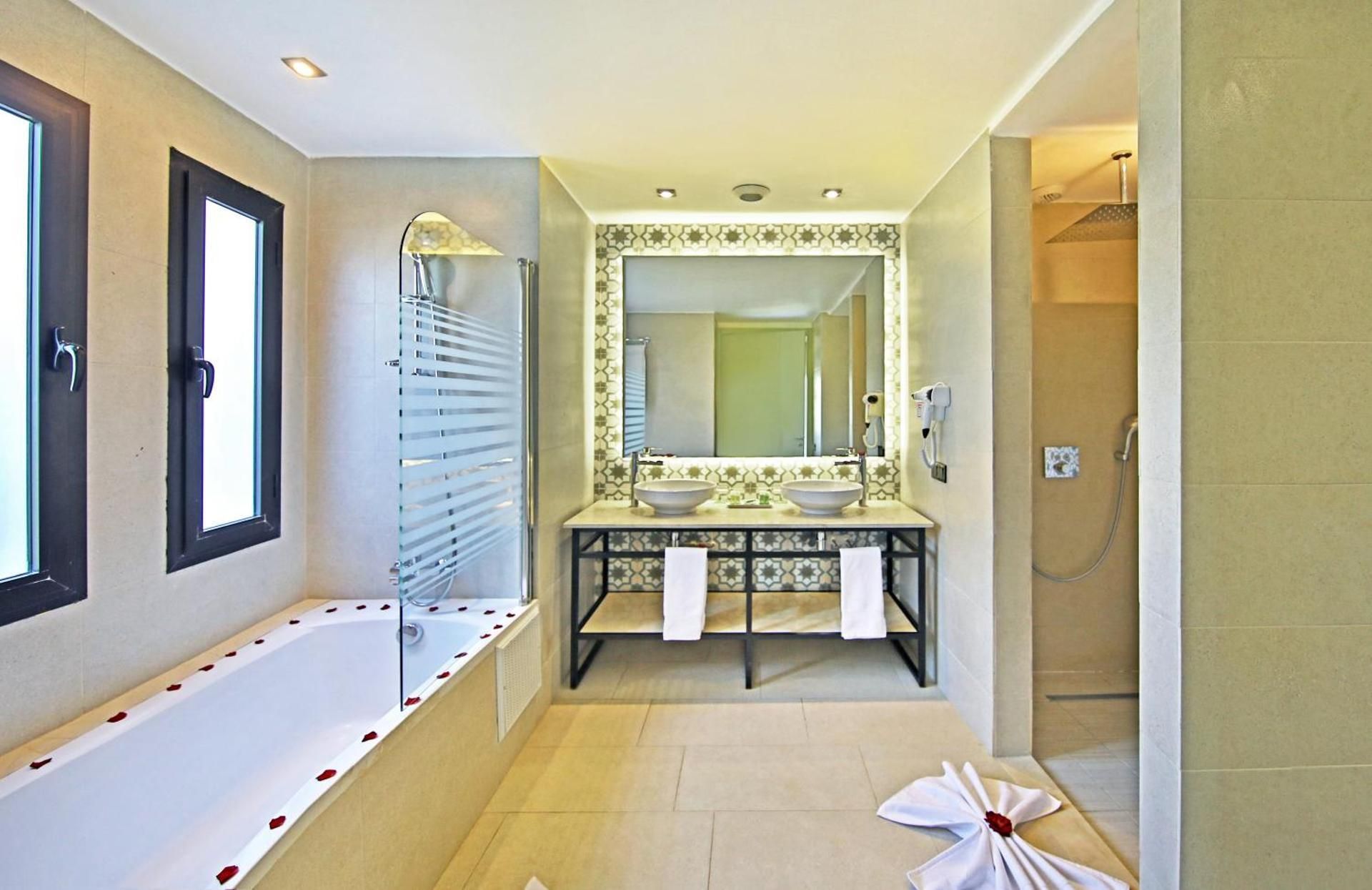 Junior Suite, King Size Bed, Garden View