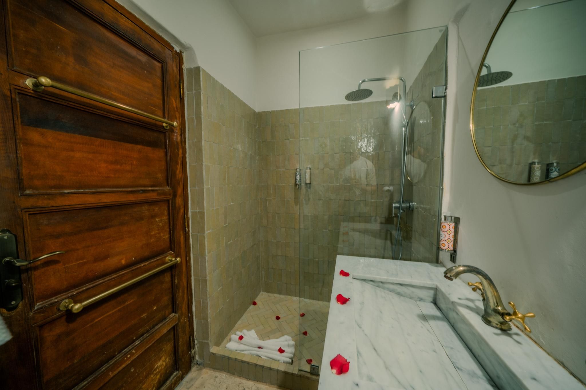 Chambre 2-Double-Standard-Salle de bain et douche