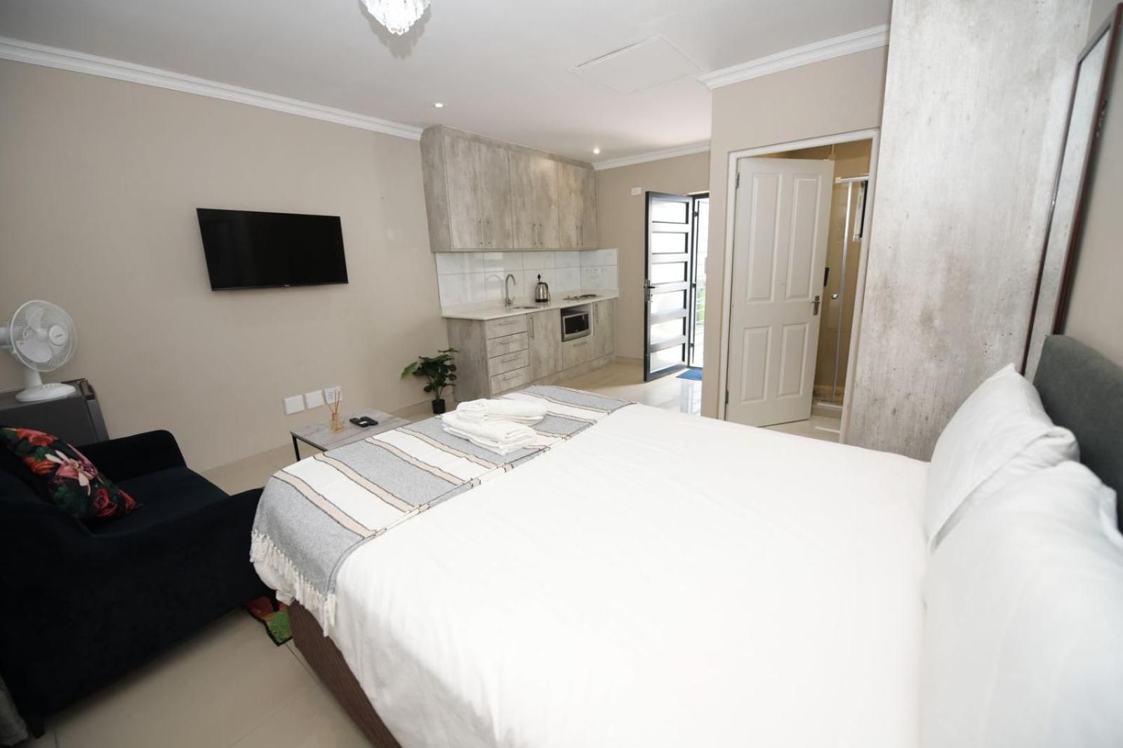 Deluxe Room (2 Adults + 1 Child)